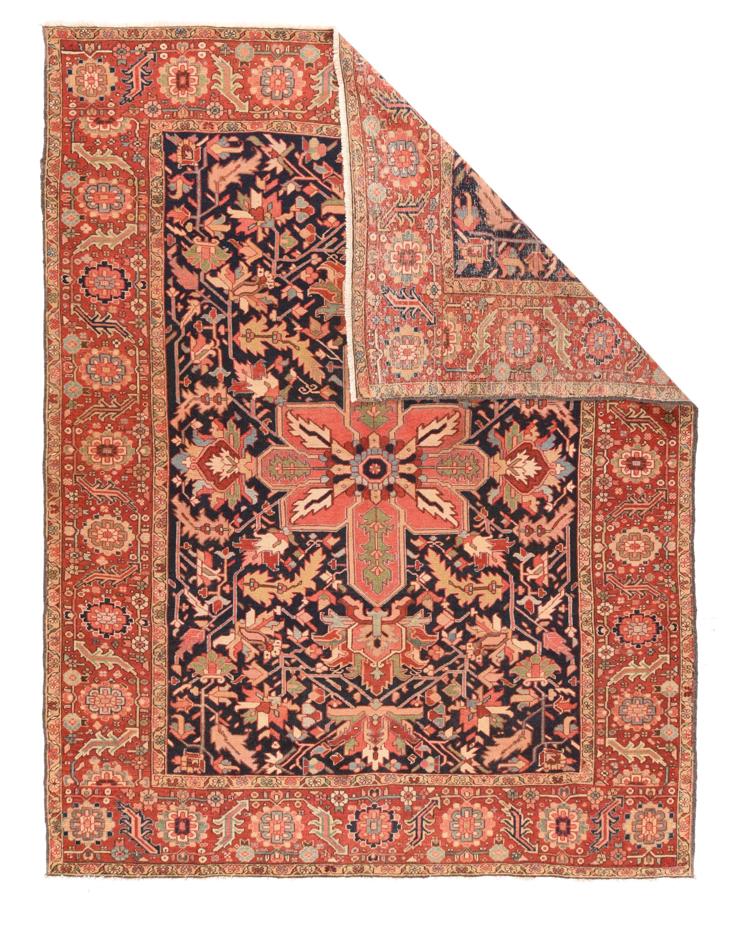 Tapis ancien Serapi 8'1'' x 10'4''. Une large bordure rouge garance de rosettes multicolores et de feuilles doublement pliées encadre le rare champ bleu foncé ancré par un spectaculaire octofoil rose avec quatre feuilles dentelées rayonnantes.