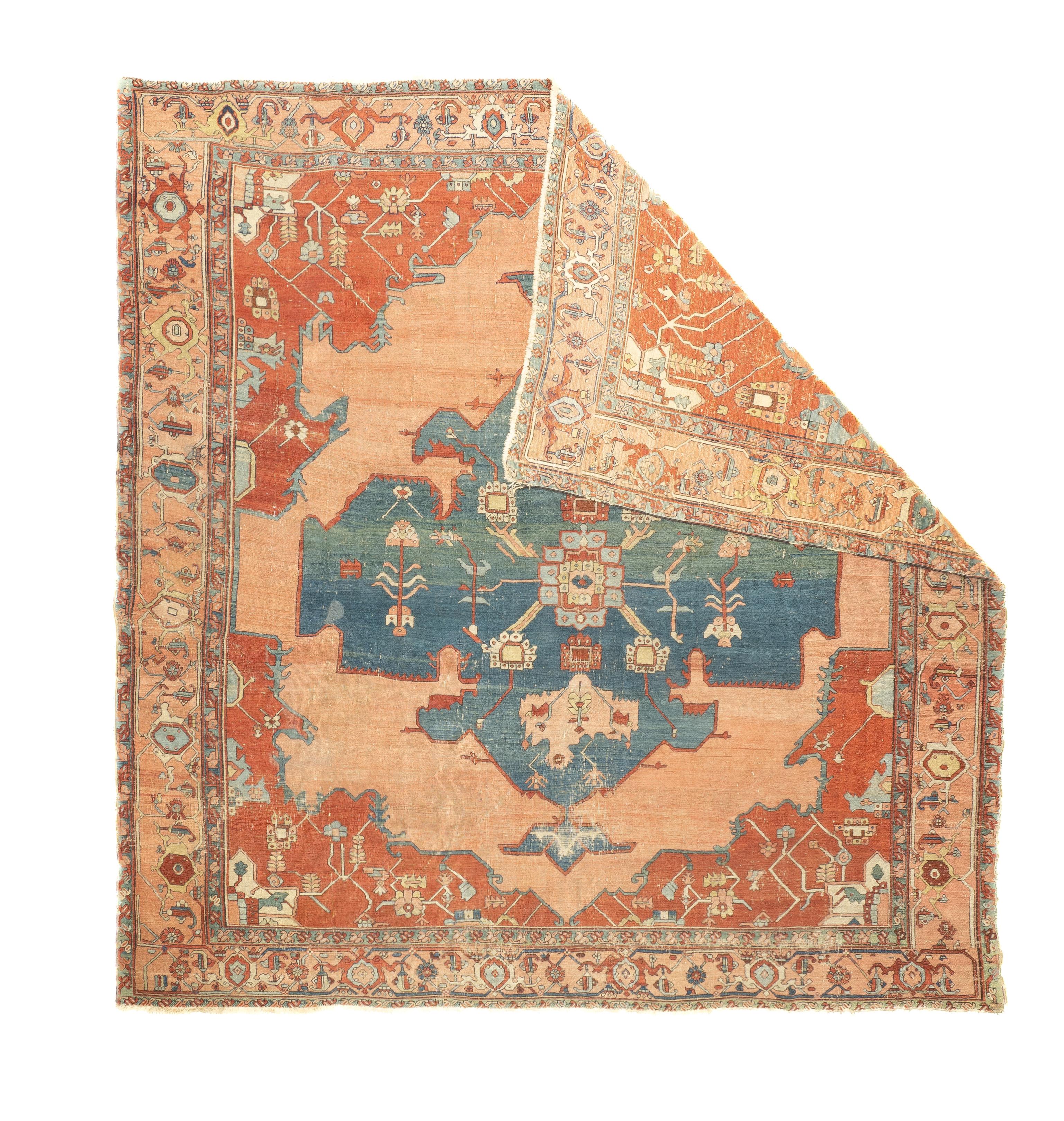 Tapis Serapi antique 9'3'' x 9'11''. Une catégorie supérieure de tapis Heriz, généralement en médaillon, avec des teintures naturelles vives, et principalement tissés entre 1900 et 1930. Le champ rouge et la bordure marine sont les combinaisons les