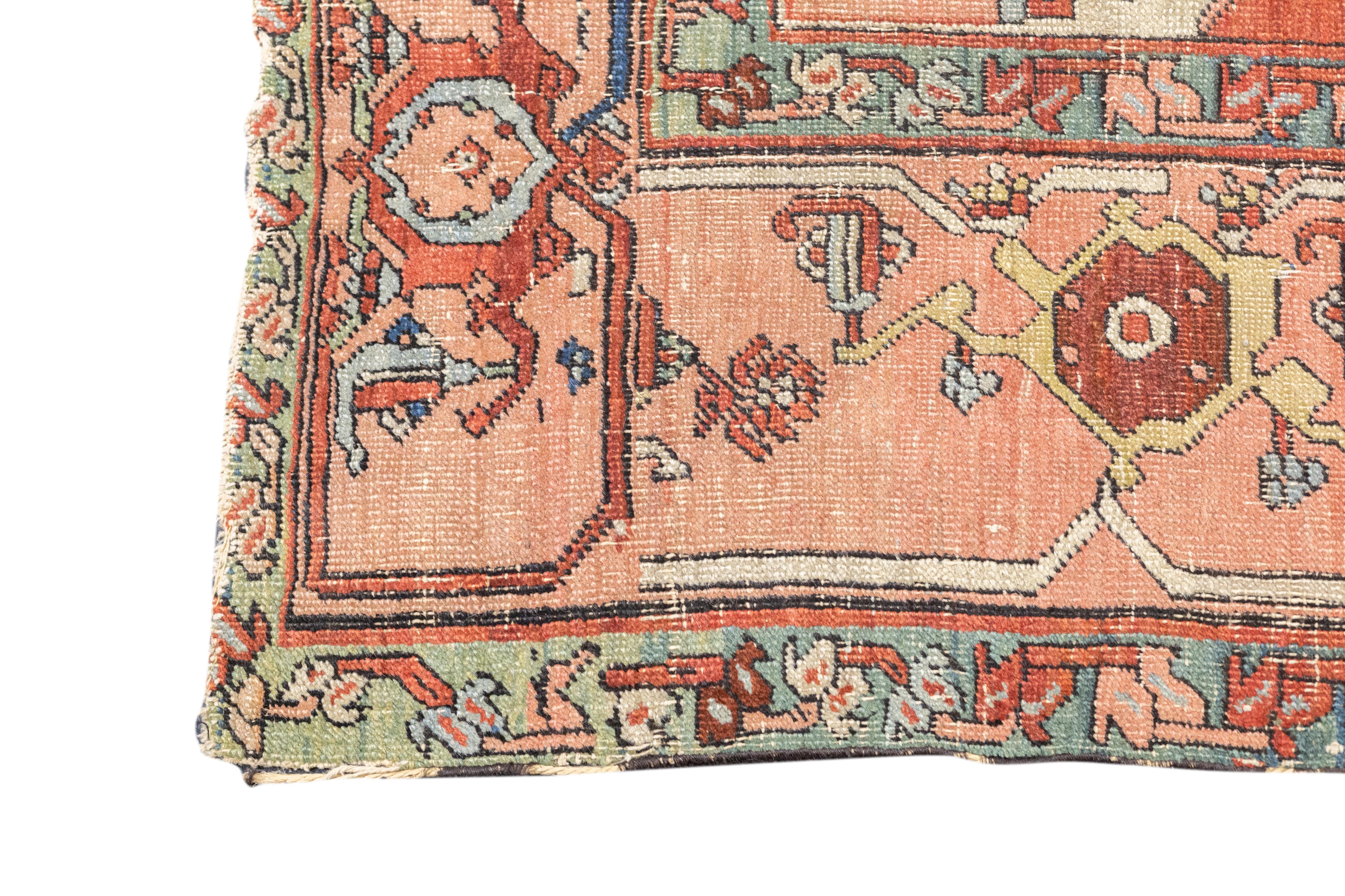 Tapis Serapi ancien 9'3'' x 9'11'' Bon état - En vente à New York, NY