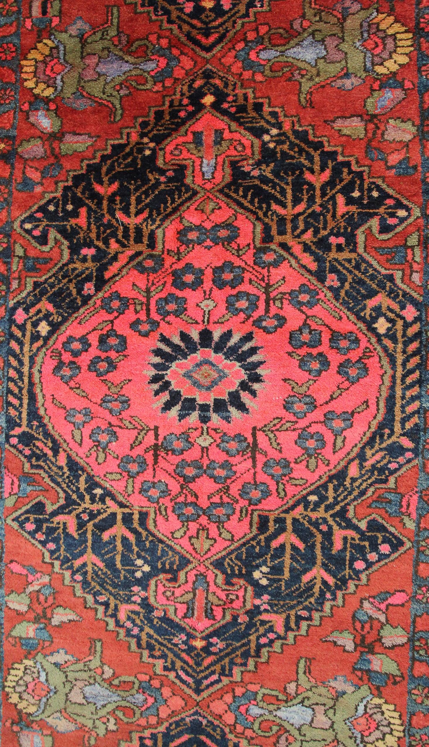 Tapis persan ancien Serapi Heriz Serapi tapis de couloir Heriz émaillé à la main Bon état - En vente à New York, NY