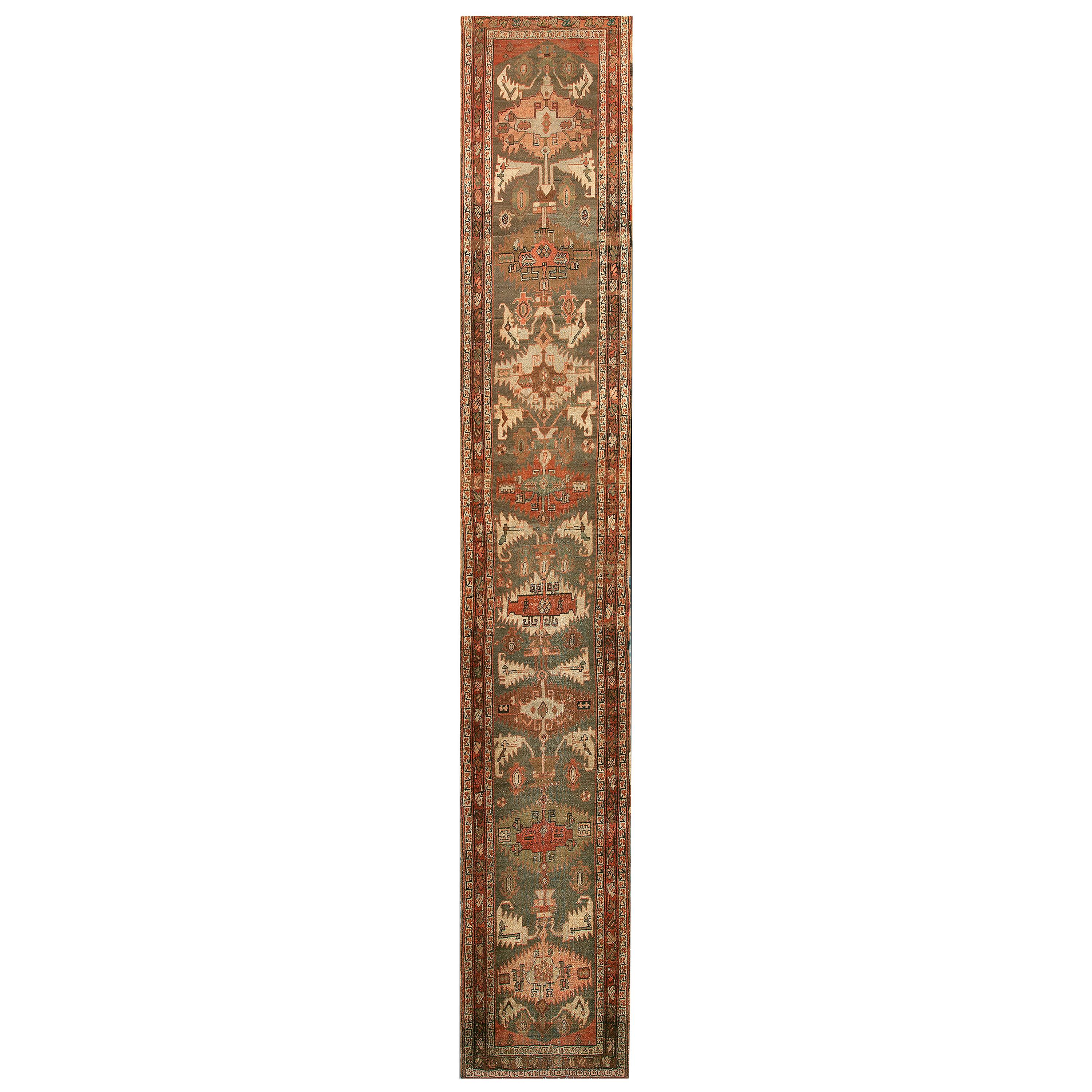 XIX secolo N.W. Tappeto Serapi ( 2'8" x 17'4" - 80 x 528 ) in vendita