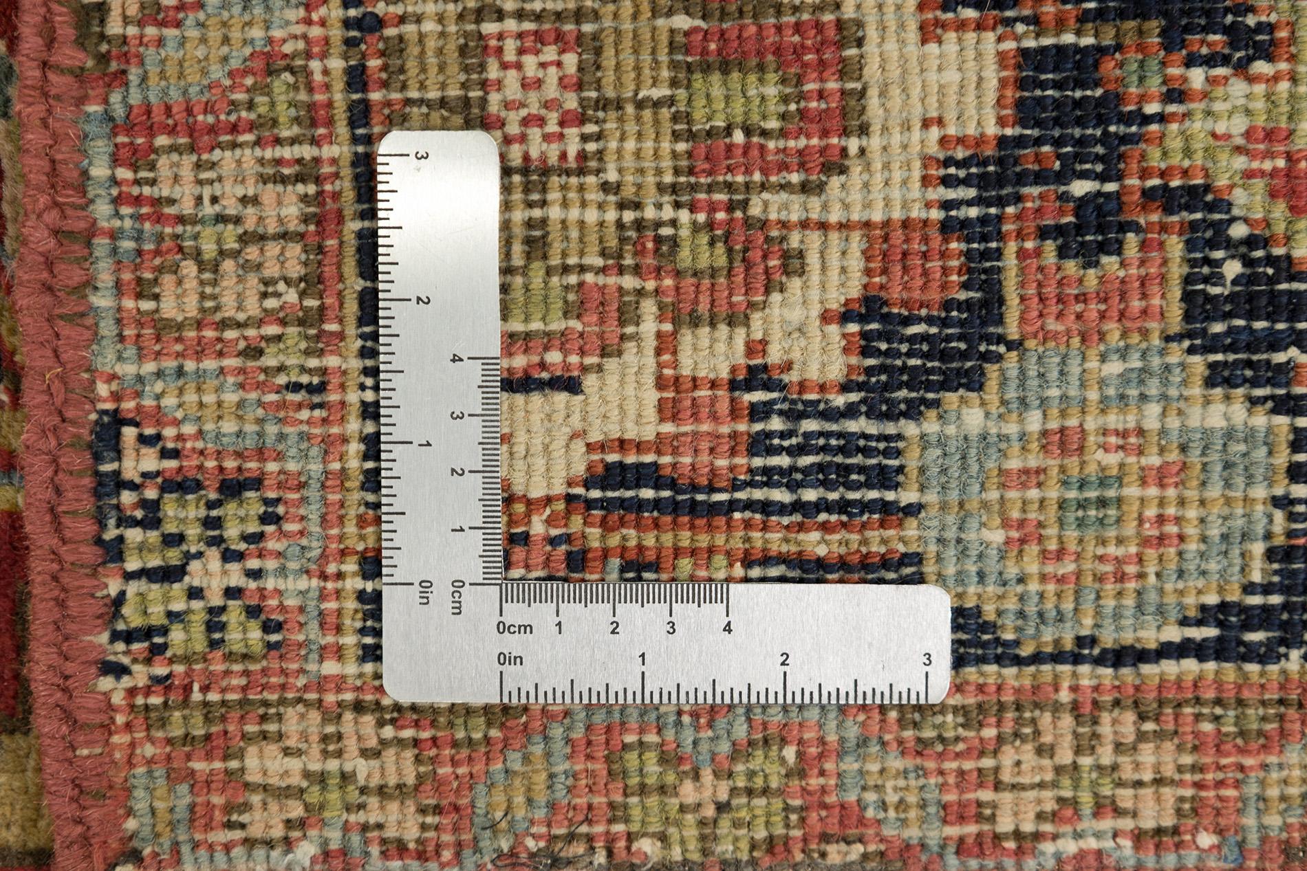 Antiker Serapi Teppich, handgeknüpft, 10.2x7 ft - Rot, Marine und Elfenbein im Angebot 3