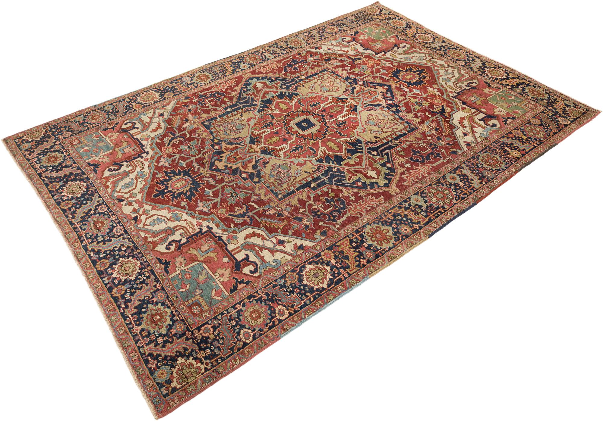 Handgeknüpfter persischer Serapi-Teppich, gewebt in Nordwest-Iran, um 1920.

Dieses antike Serapi zeigt ein kühnes geometrisches Medaillonmuster auf einem tiefroten Feld, das von einer eleganten marineblauen Bordüre eingerahmt wird. Die