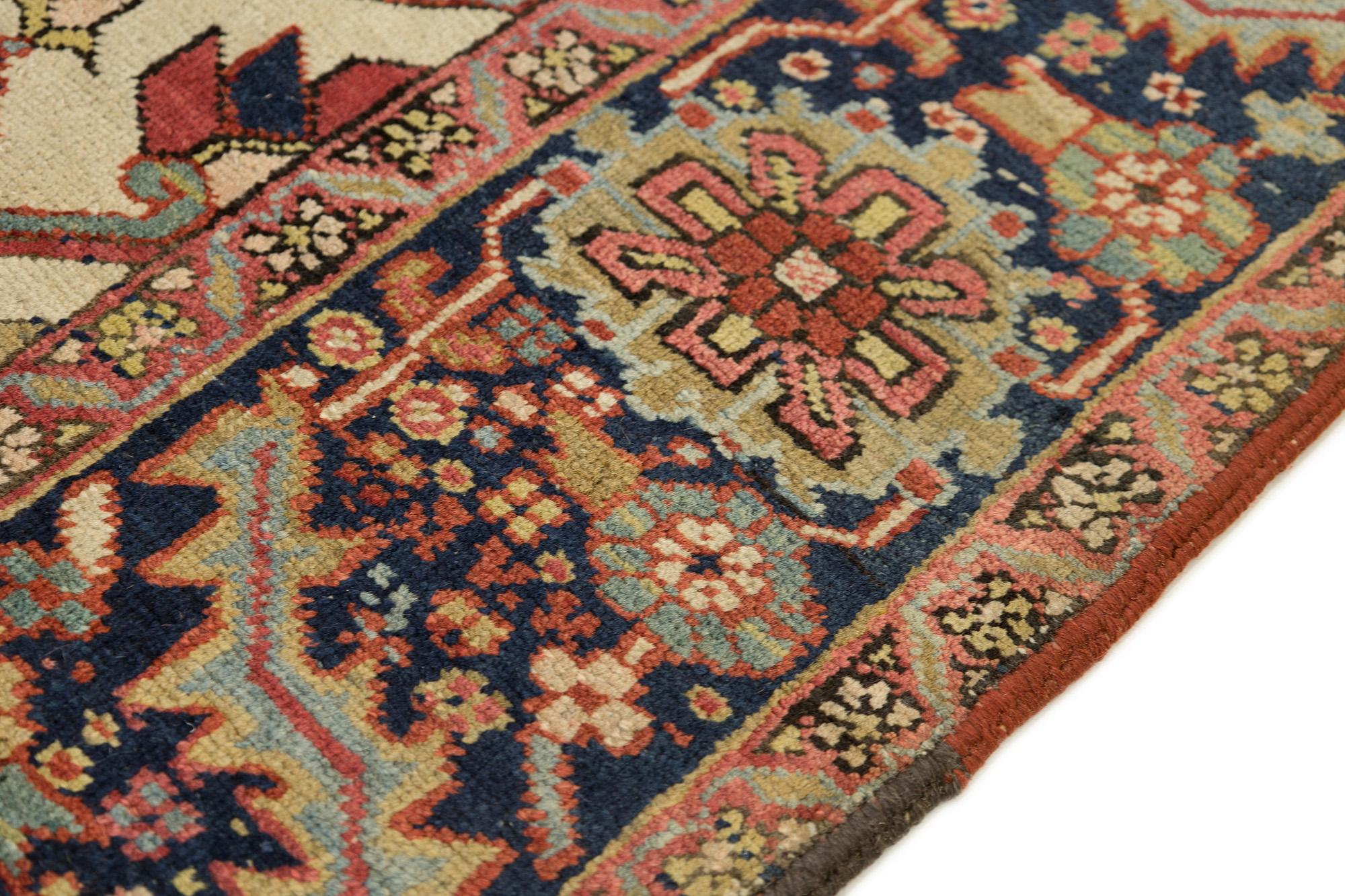 Antiker Serapi Teppich, handgeknüpft, 10.2x7 ft - Rot, Marine und Elfenbein im Zustand „Gut“ im Angebot in North Bergen, NJ