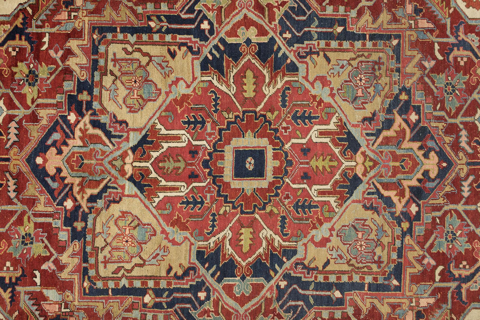 Antiker Serapi Teppich, handgeknüpft, 10.2x7 ft - Rot, Marine und Elfenbein (Frühes 20. Jahrhundert) im Angebot