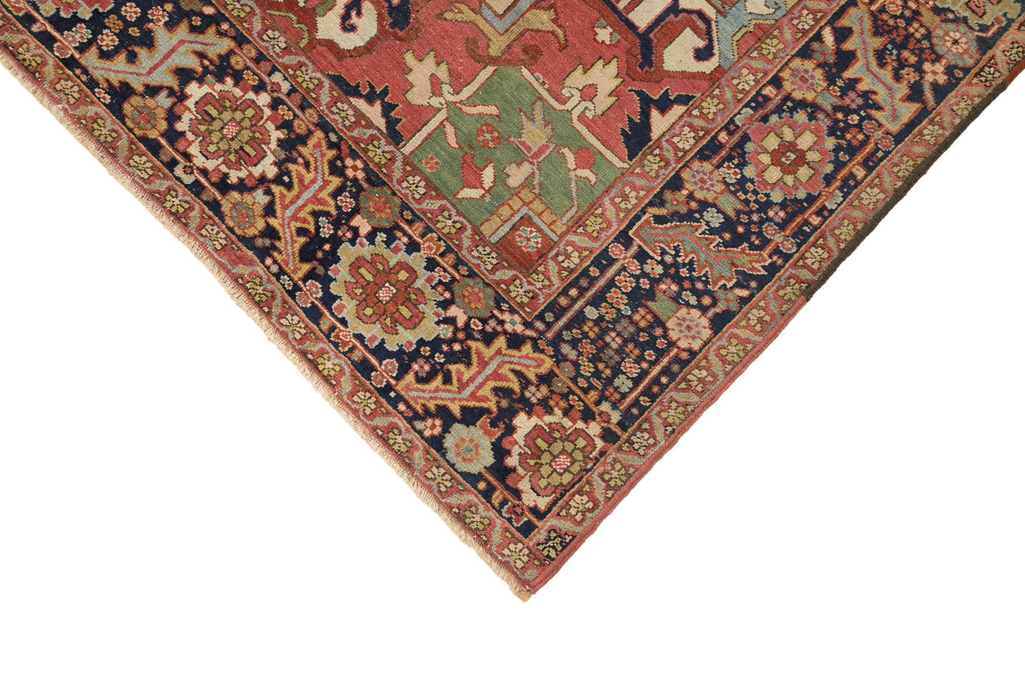 Antiker Serapi Teppich, handgeknüpft, 10.2x7 ft - Rot, Marine und Elfenbein im Angebot 1