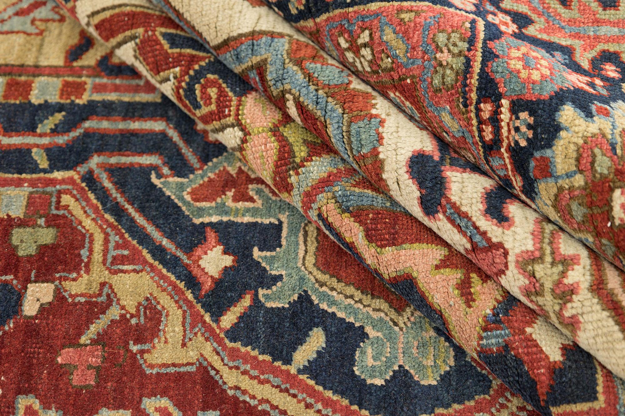 Antiker Serapi Teppich, handgeknüpft, 10.2x7 ft - Rot, Marine und Elfenbein im Angebot 2