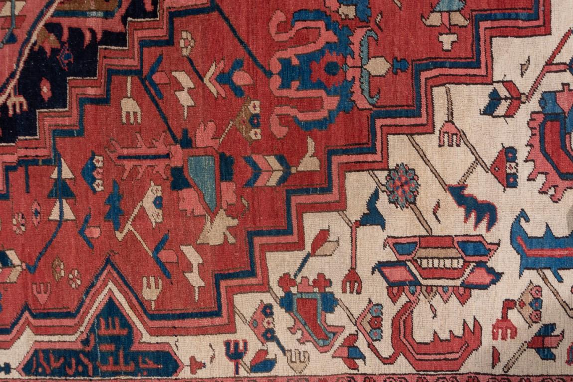 20ième siècle Tapis Serapi ancien avec motif de terrain et de feuillage d'angle crème et rouge en vente