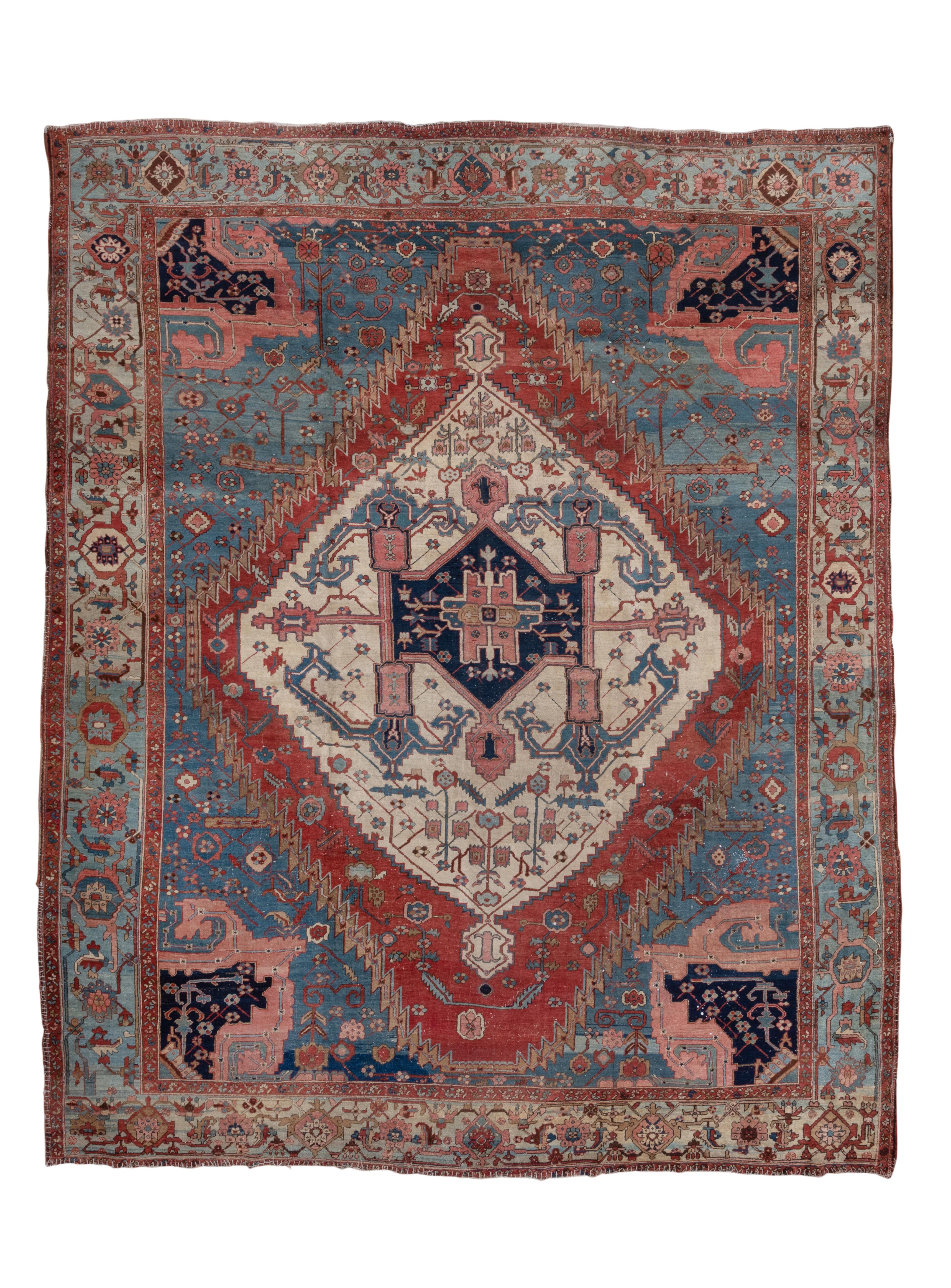 Le champ bleu clair/moyen abrasé présente un sous-champ rouge densément étagé, centré par un médaillon audacieux et minutieusement étagé, entourant des feuilles géométriques fendues audacieuses et un sous-médaillon en cartouche bleu marine avec une