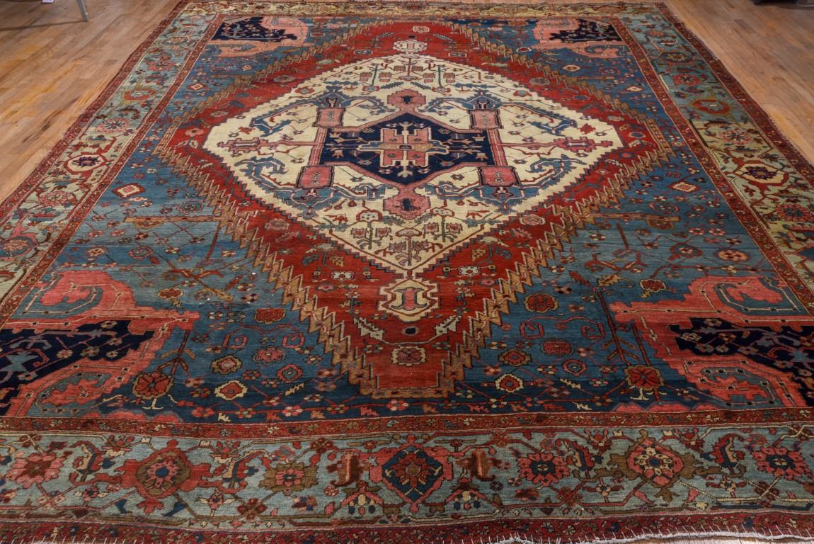 Perse Tapis Serapi ancien avec un champ bleu moyen et de petites rosettes en vente