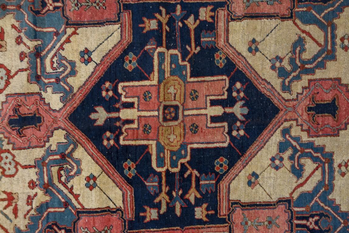 Noué à la main Tapis Serapi ancien avec un champ bleu moyen et de petites rosettes en vente