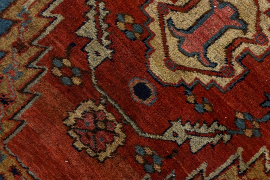 Tapis Serapi ancien avec un champ bleu moyen et de petites rosettes Bon état - En vente à New York, NY