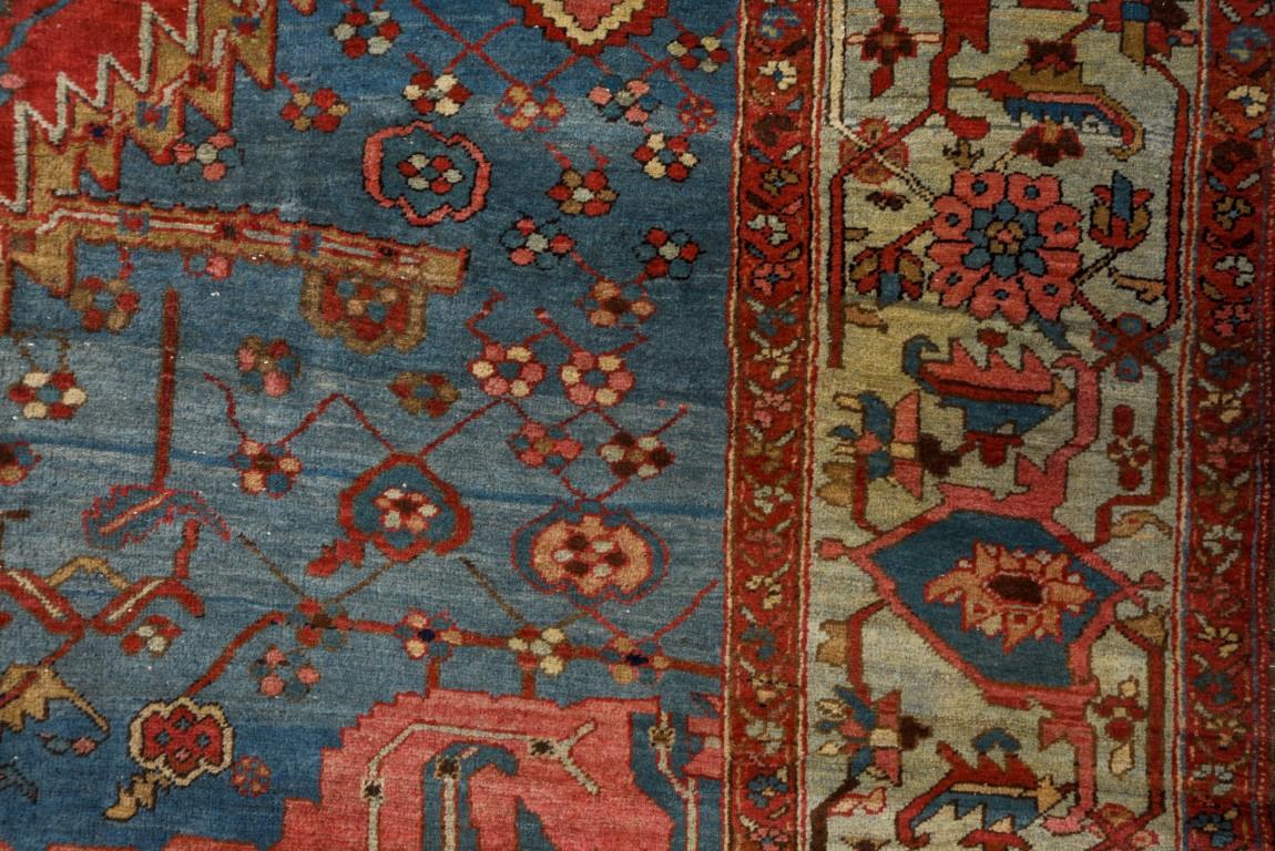 XIXe siècle Tapis Serapi ancien avec un champ bleu moyen et de petites rosettes en vente