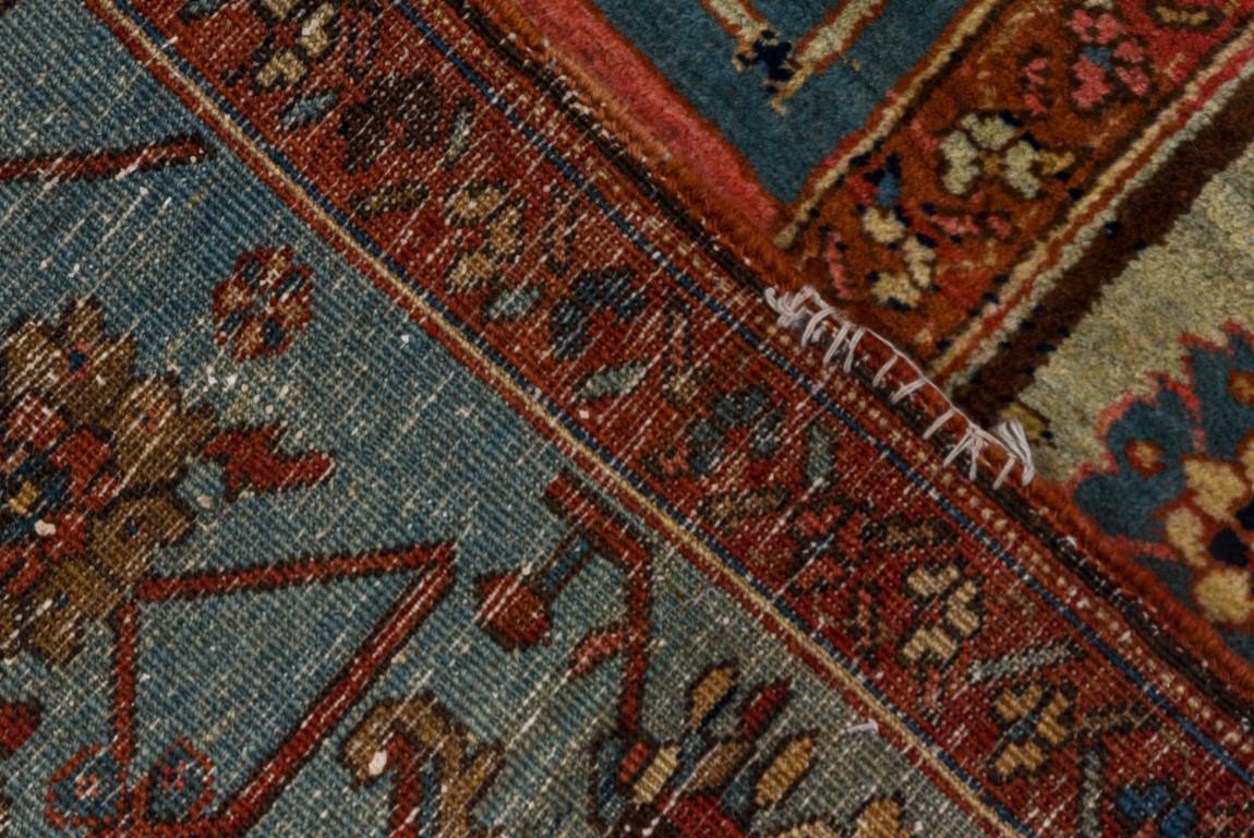 Laine Tapis Serapi ancien avec un champ bleu moyen et de petites rosettes en vente