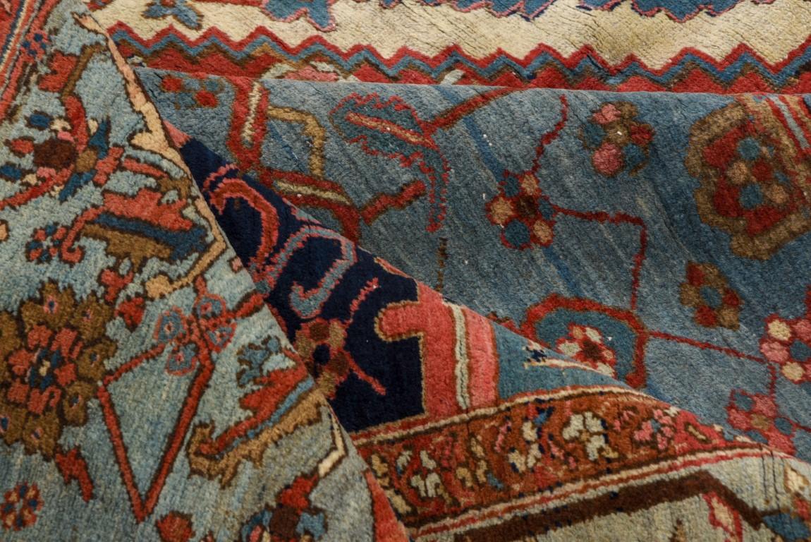Tapis Serapi ancien avec un champ bleu moyen et de petites rosettes en vente 1