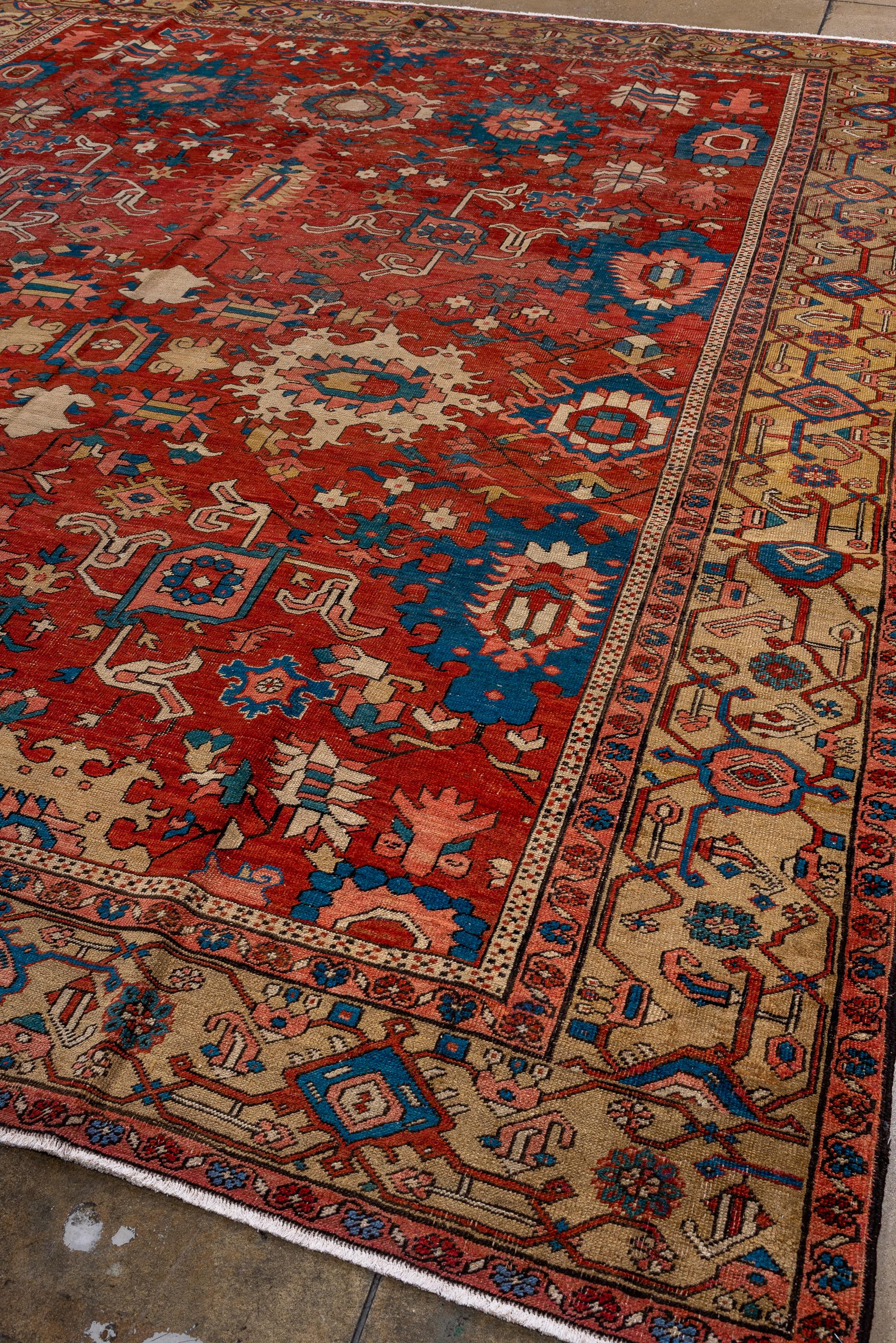 Perse Tapis Serapi ancien avec motif de terrain rouge et de hangars en vente
