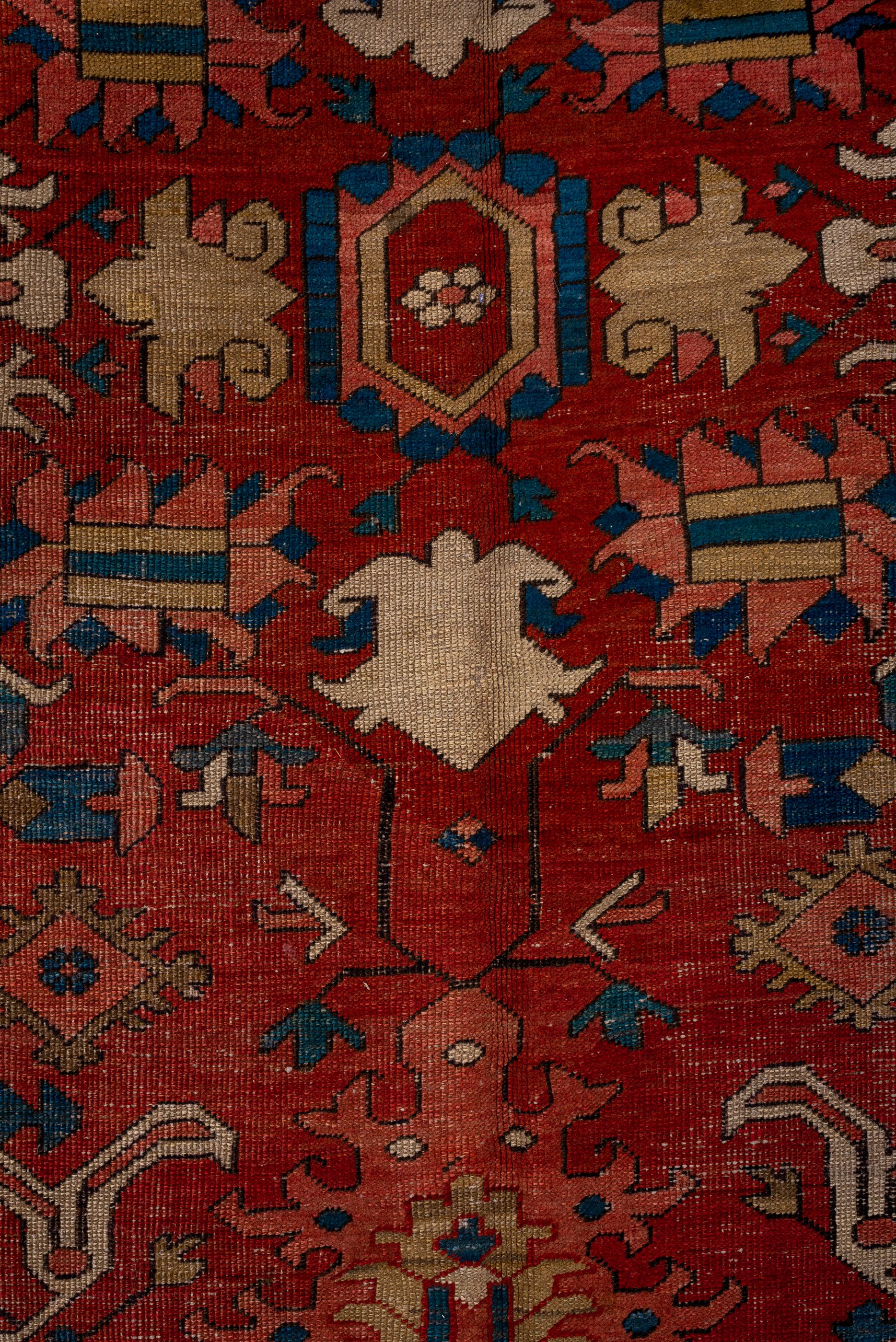 Noué à la main Tapis Serapi ancien avec motif de terrain rouge et de hangars en vente
