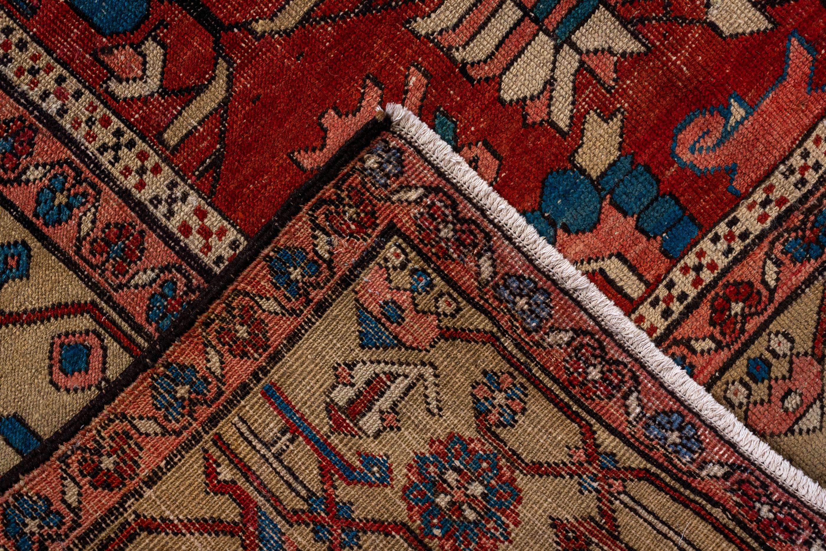 20ième siècle Tapis Serapi ancien avec motif de terrain rouge et de hangars en vente