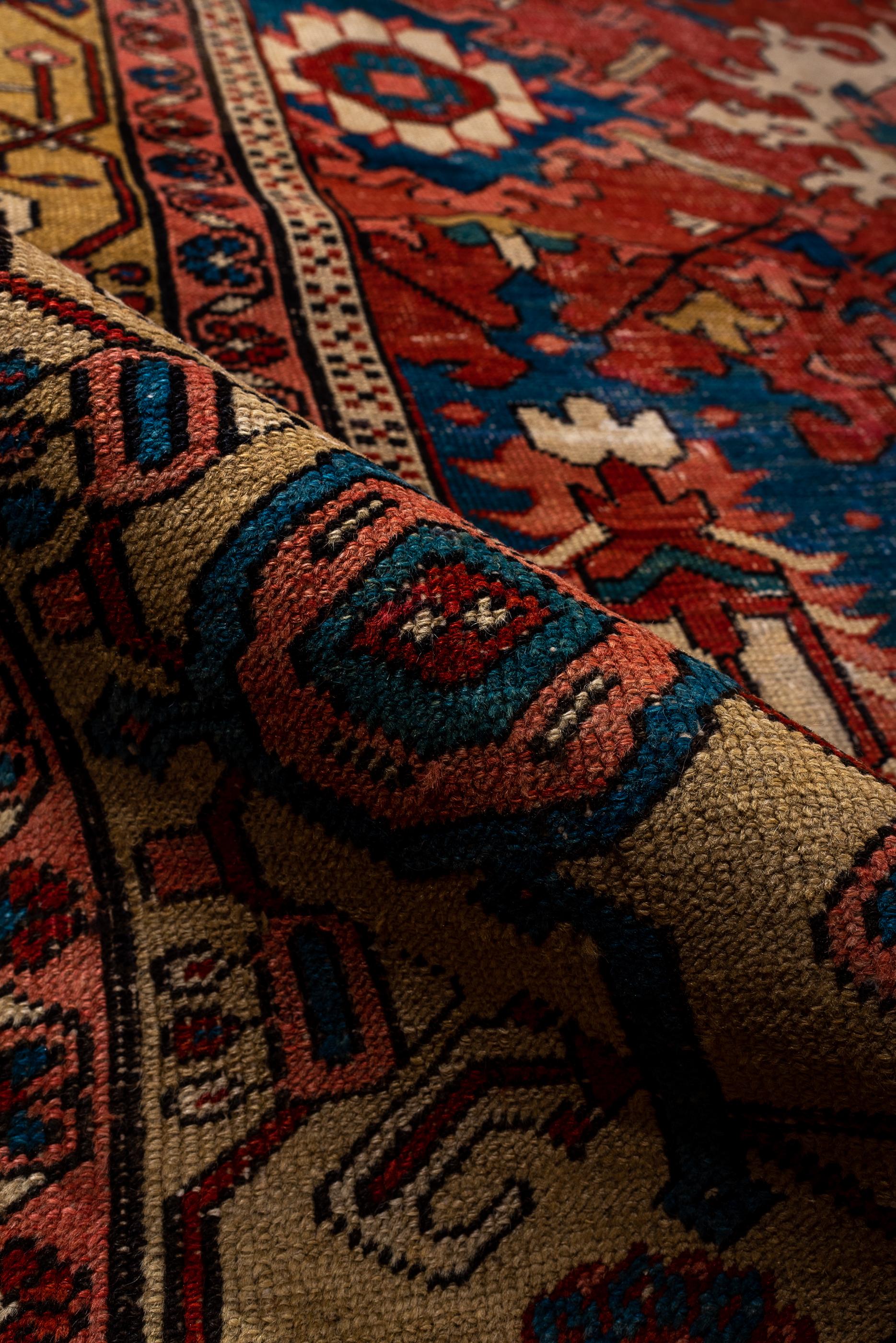 Laine Tapis Serapi ancien avec motif de terrain rouge et de hangars en vente