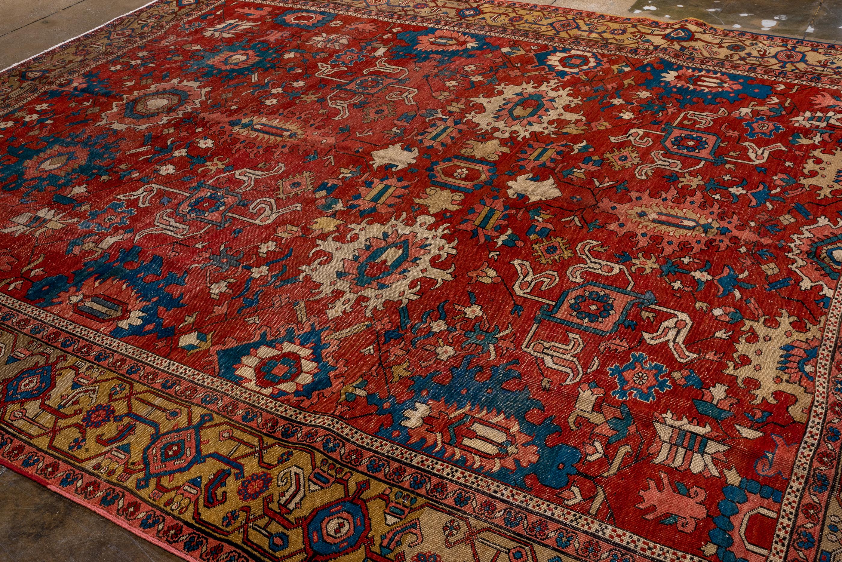 Tapis Serapi ancien avec motif de terrain rouge et de hangars en vente 1