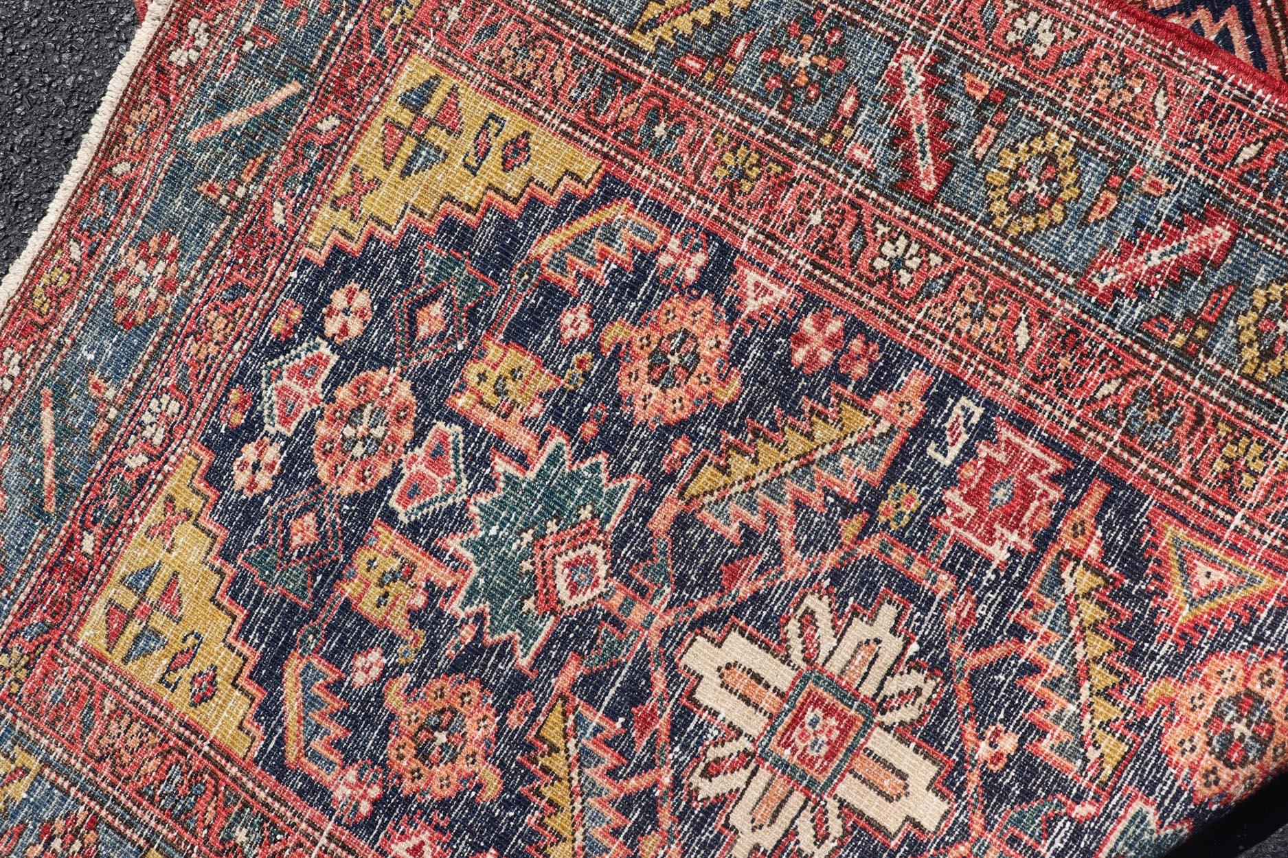 Tapis de course antique Serapi aux couleurs Vivid et aux motifs tribaux et géométriques 3'9 x 11'3 en vente 3