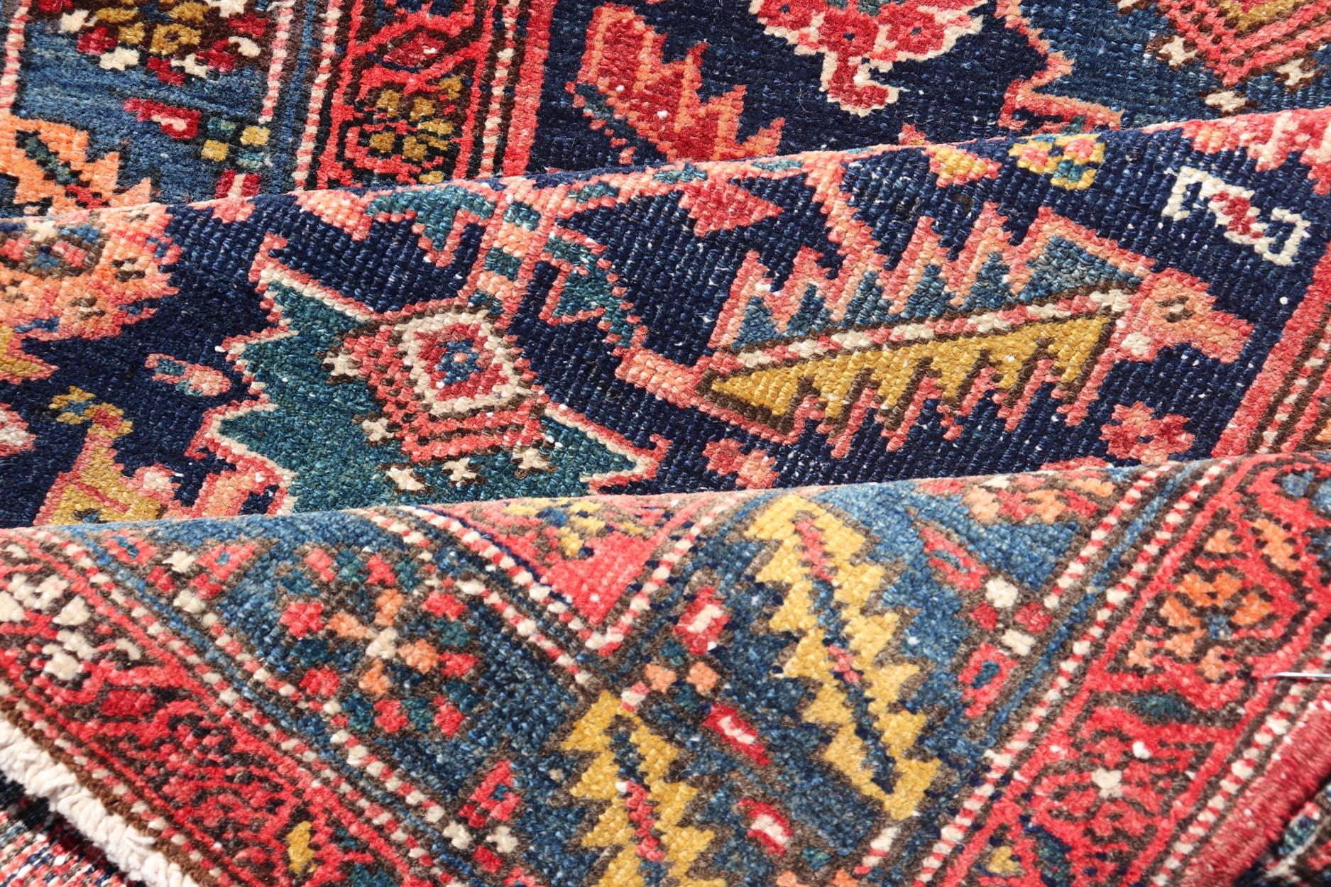 Tapis de course antique Serapi aux couleurs Vivid et aux motifs tribaux et géométriques 3'9 x 11'3 en vente 4