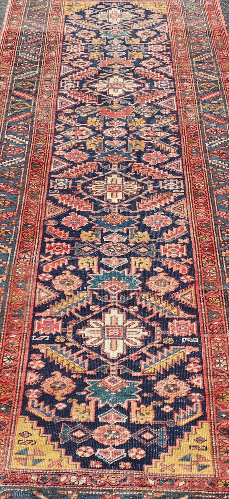 Mesures : 3'9 x 11'3 
Tapis de course antique Serapi aux couleurs vives et aux motifs tribaux et géométriques 3'9 x 11'3.  Keivan Woven Arts / Tapis / EMB-22258 Pays d'origine / type : Serapi / Iran. 

 Le tapis présente un riche champ central bleu