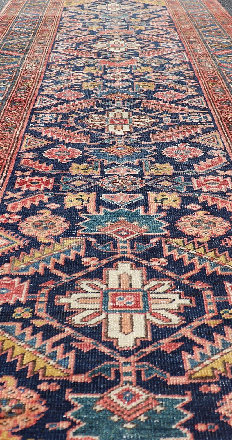 Perse Tapis de course antique Serapi aux couleurs Vivid et aux motifs tribaux et géométriques 3'9 x 11'3 en vente