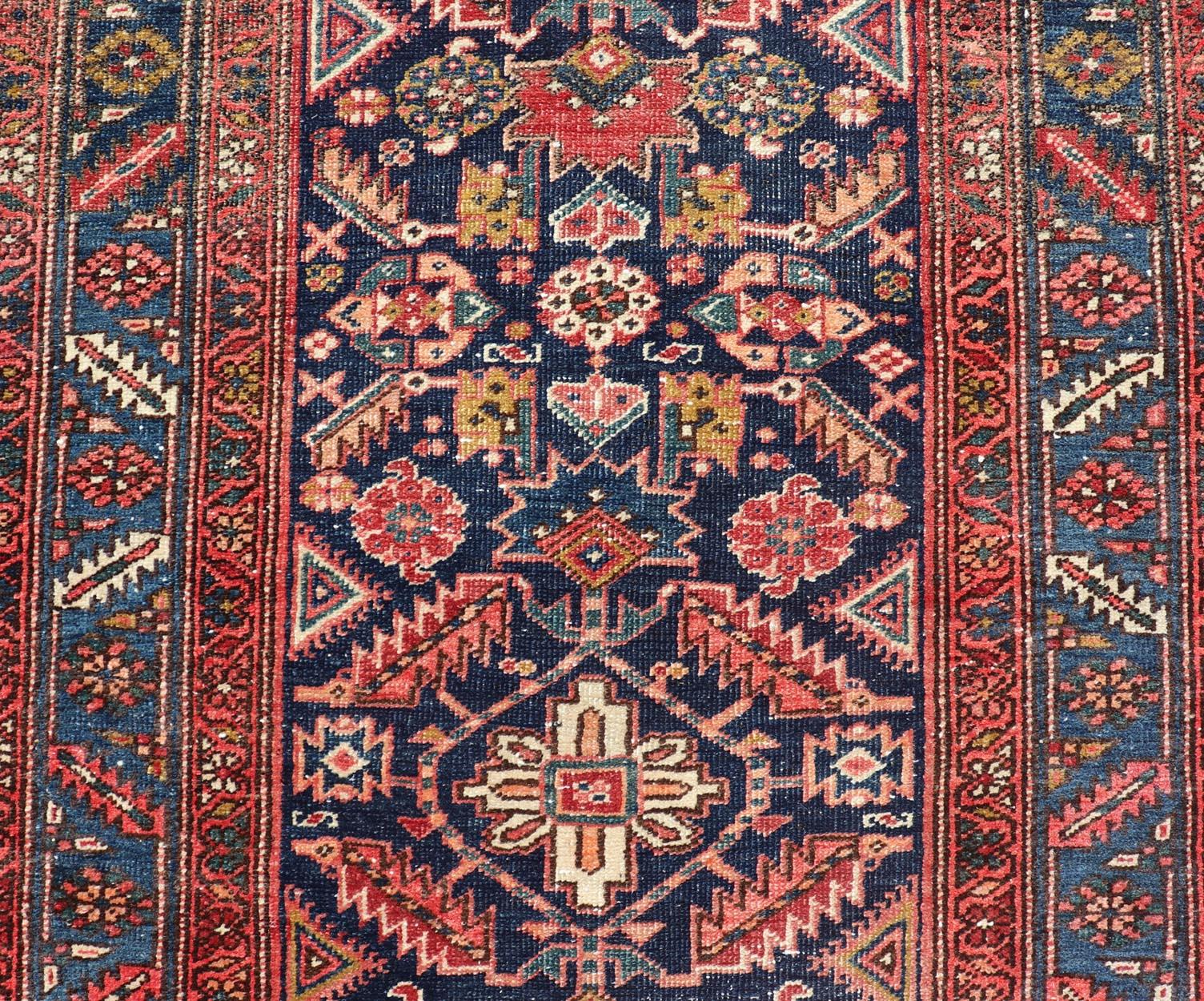 Noué à la main Tapis de course antique Serapi aux couleurs Vivid et aux motifs tribaux et géométriques 3'9 x 11'3 en vente