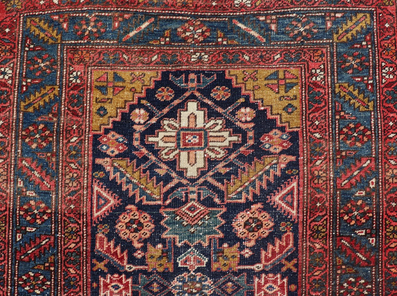 Tapis de course antique Serapi aux couleurs Vivid et aux motifs tribaux et géométriques 3'9 x 11'3 Excellent état - En vente à Atlanta, GA