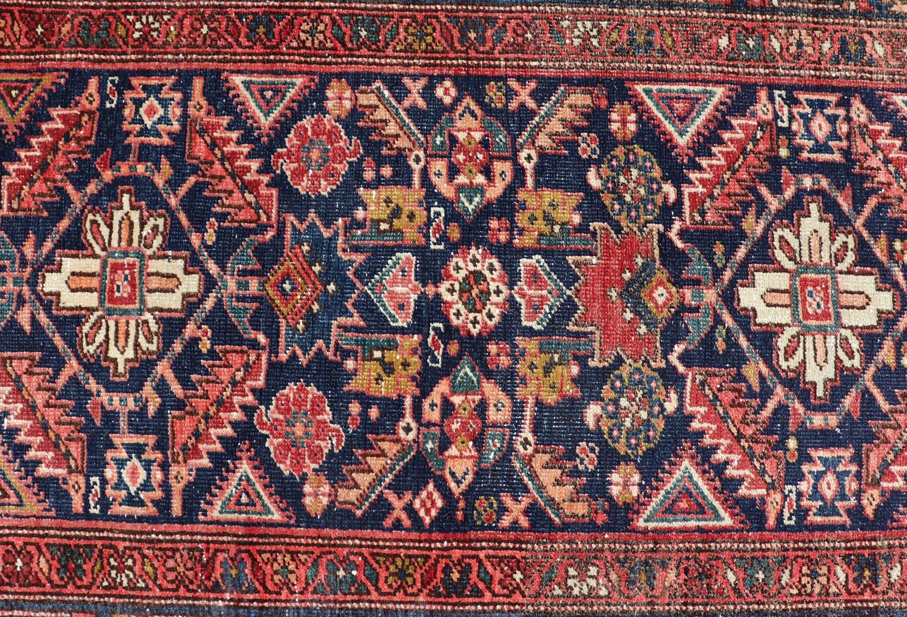 20ième siècle Tapis de course antique Serapi aux couleurs Vivid et aux motifs tribaux et géométriques 3'9 x 11'3 en vente