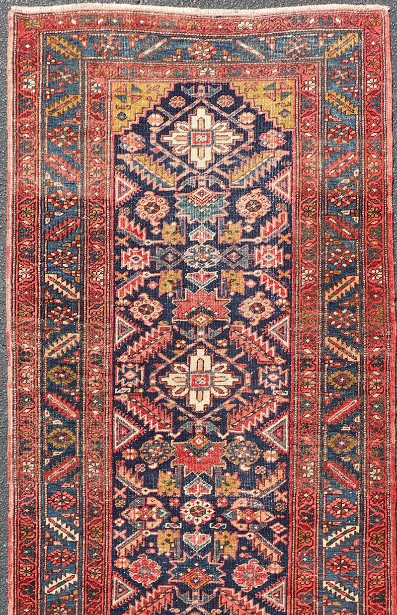 Laine Tapis de course antique Serapi aux couleurs Vivid et aux motifs tribaux et géométriques 3'9 x 11'3 en vente
