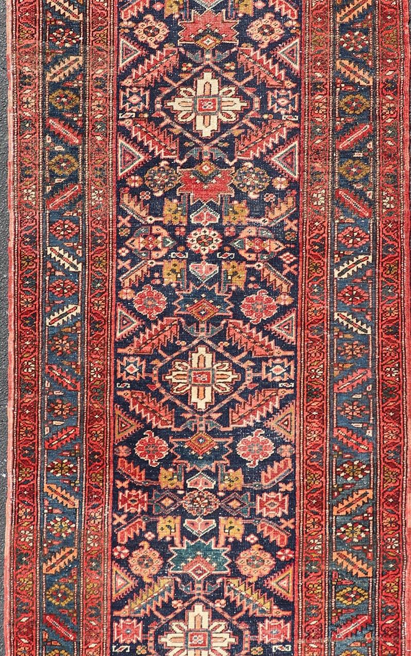 Tapis de course antique Serapi aux couleurs Vivid et aux motifs tribaux et géométriques 3'9 x 11'3 en vente 1