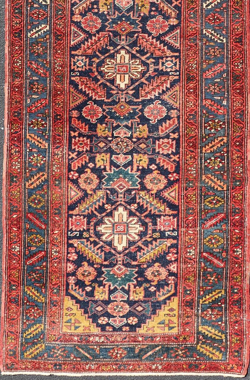 Tapis de course antique Serapi aux couleurs Vivid et aux motifs tribaux et géométriques 3'9 x 11'3 en vente 2