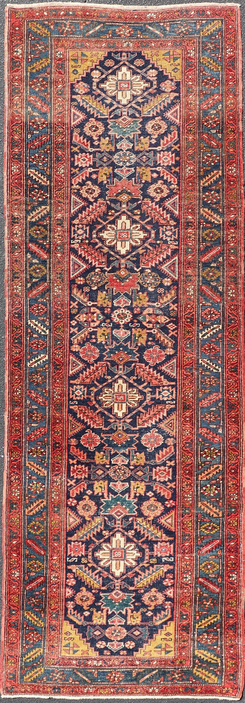 Tapis de course antique Serapi aux couleurs Vivid et aux motifs tribaux et géométriques 3'9 x 11'3 en vente