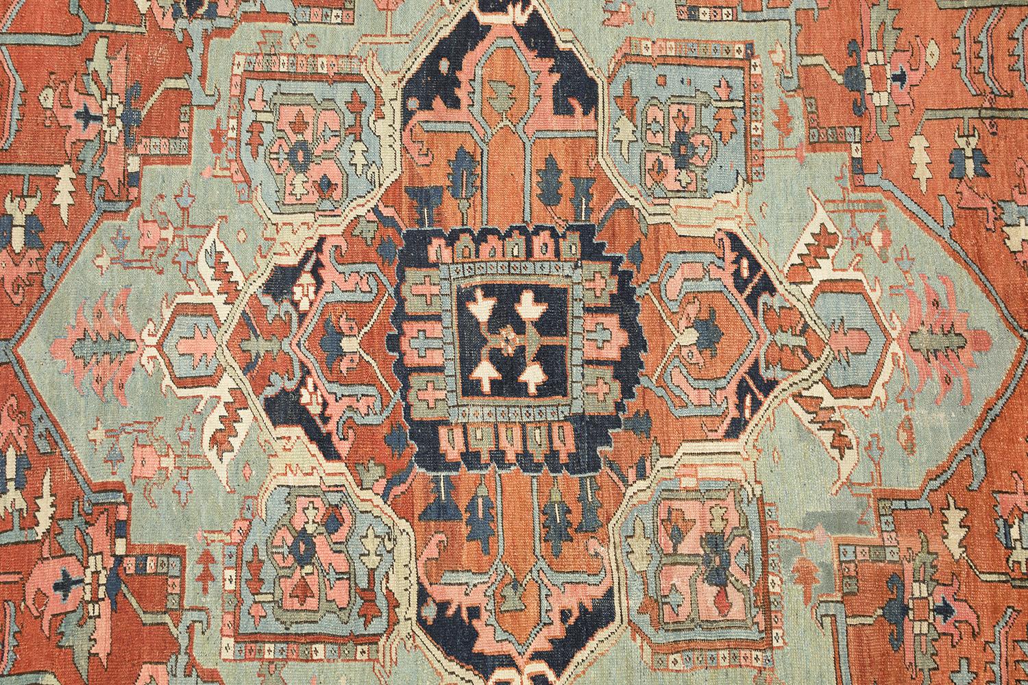 Antikes Serapi (himmelblaues, grünes, elfenbeinfarbenes und terrakotta-rotes Feld, 424cm x 320cm) im Zustand „Gut“ im Angebot in North Bergen, NJ