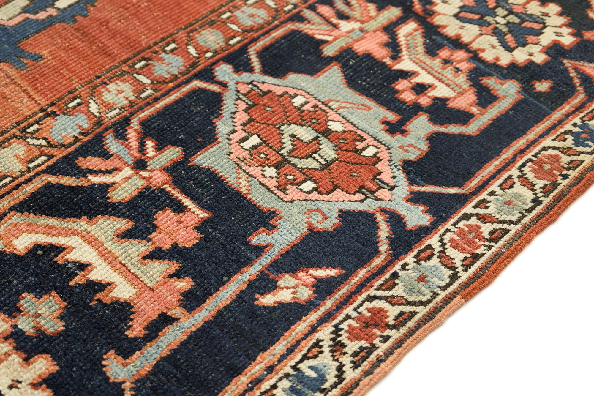 Antikes Serapi (himmelblaues, grünes, elfenbeinfarbenes und terrakotta-rotes Feld, 424cm x 320cm) (19. Jahrhundert) im Angebot