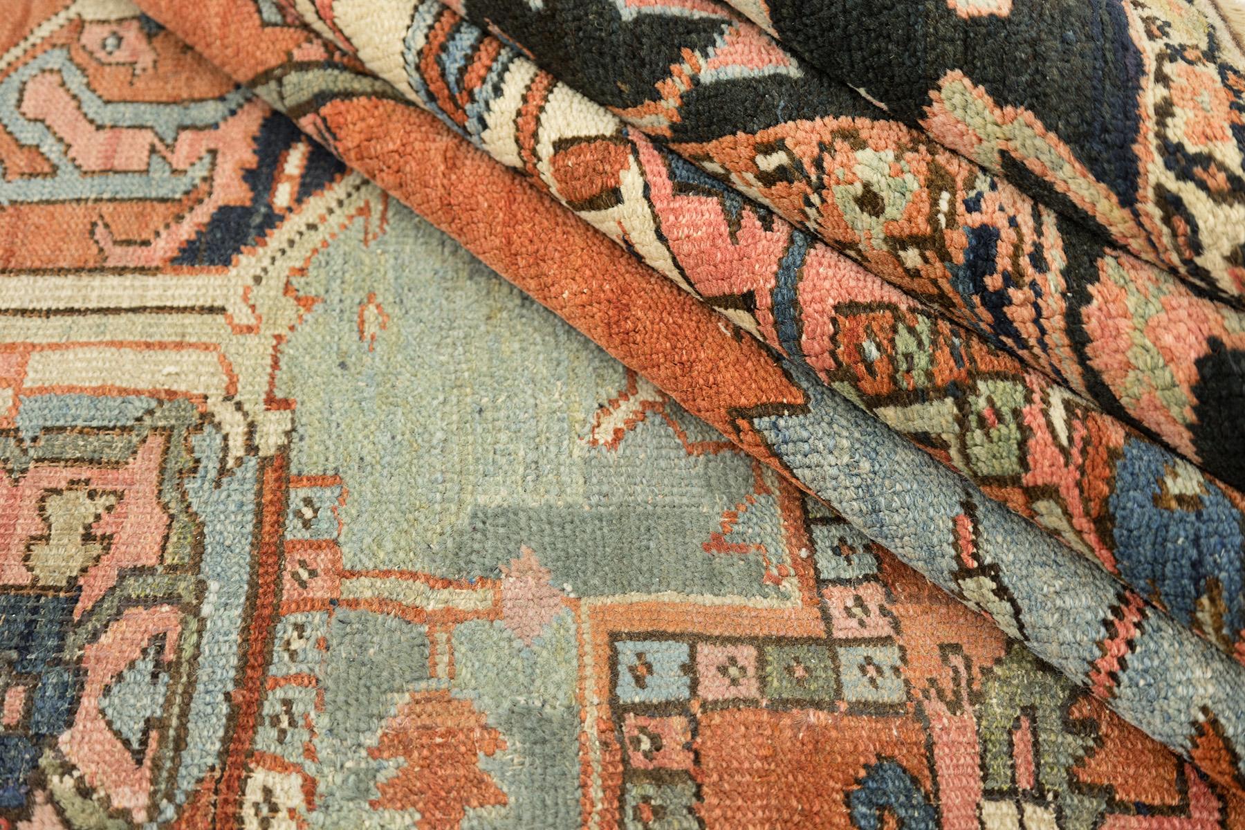 Antikes Serapi (himmelblaues, grünes, elfenbeinfarbenes und terrakotta-rotes Feld, 424cm x 320cm) im Angebot 1