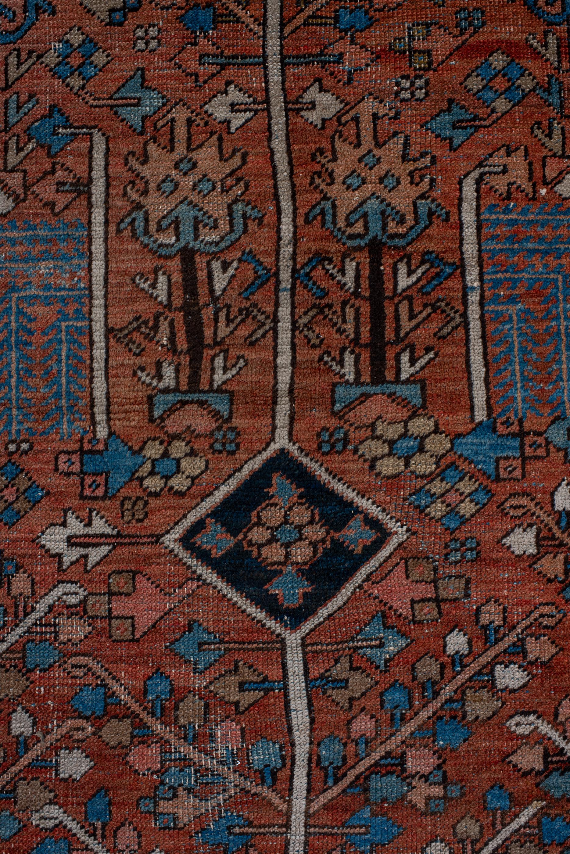 Noué à la main Ancien tapis Serapi avec motifs de champ rouge et de fleurs, vers 1900 en vente