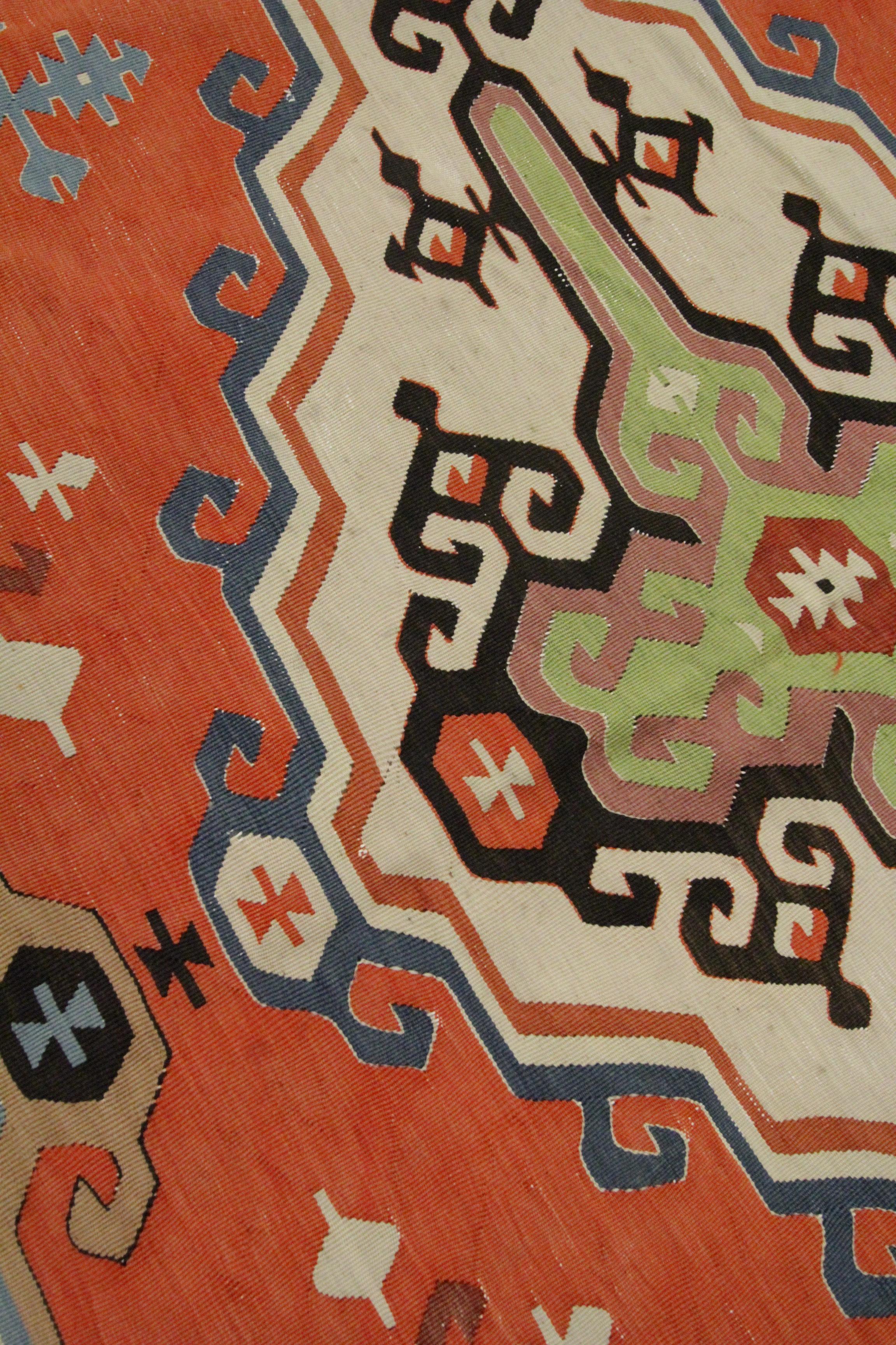 Antiker handgewebter antiker Serbischer Kelim-Wollteppich, geometrisch, Rostwolle (Wolle) im Angebot