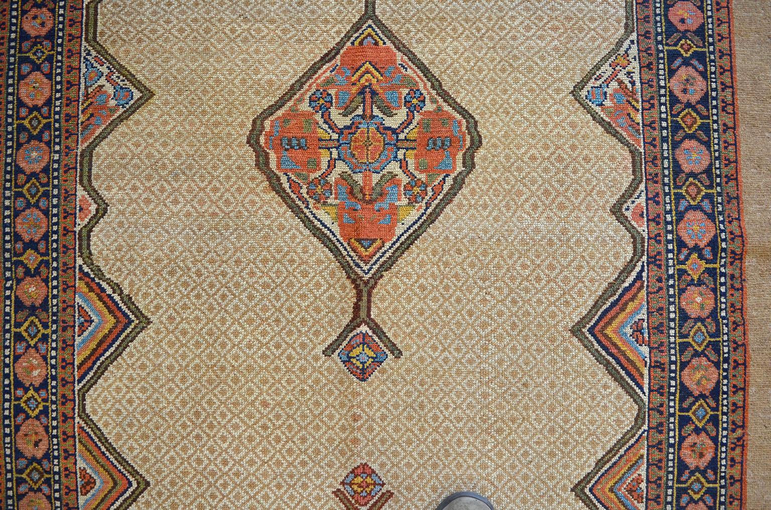 Antiker 1880er Persischer Seraband Gallery Teppich, Kamelwolle, 5' x 11' (Pflanzlich gefärbt) im Angebot