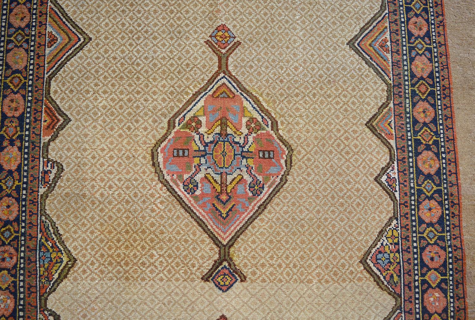 Antiker 1880er Persischer Seraband Gallery Teppich, Kamelwolle, 5' x 11' im Zustand „Gut“ im Angebot in New York, NY