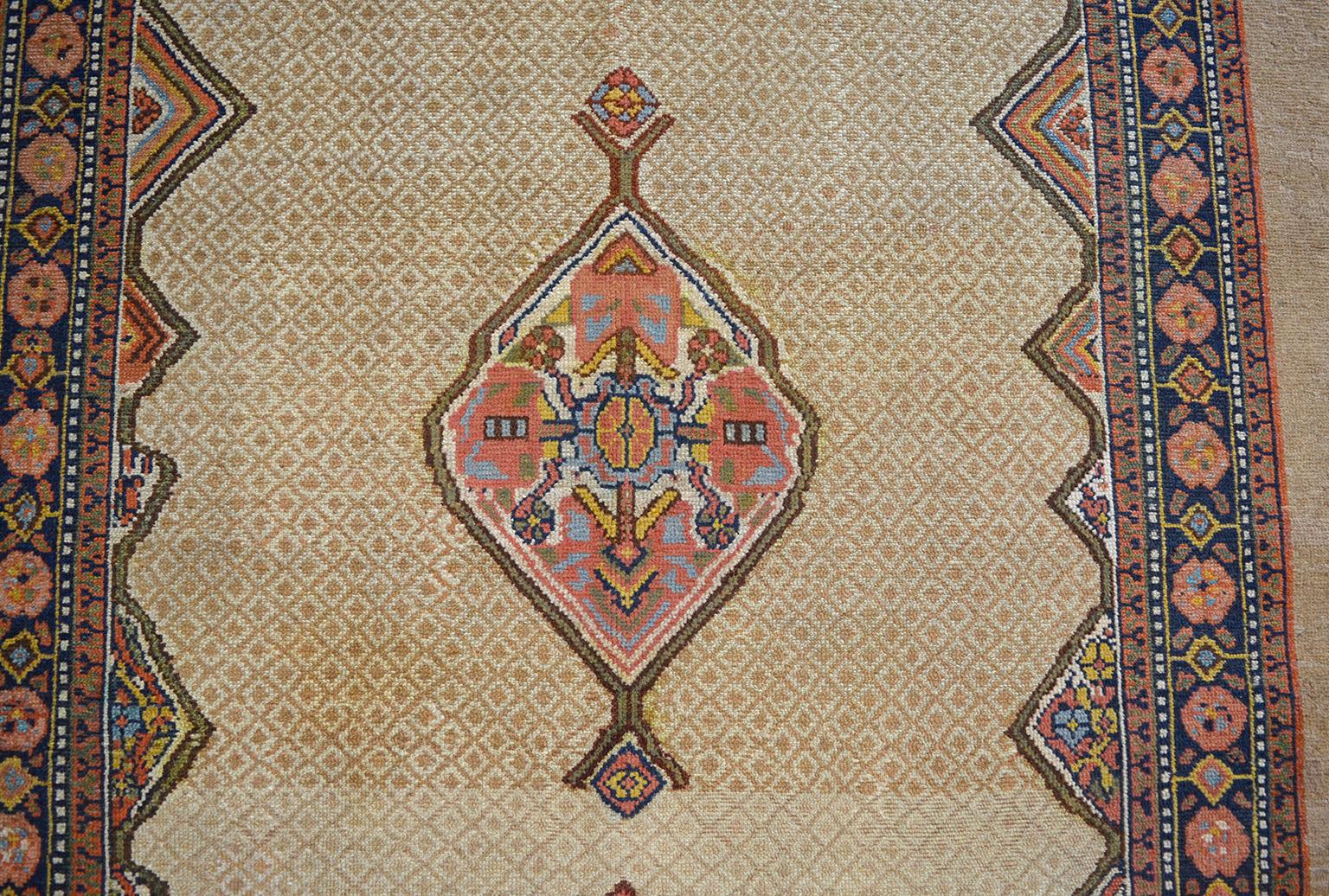Antiker 1880er Persischer Seraband Gallery Teppich, Kamelwolle, 5' x 11' (Pflanzlich gefärbt) im Angebot