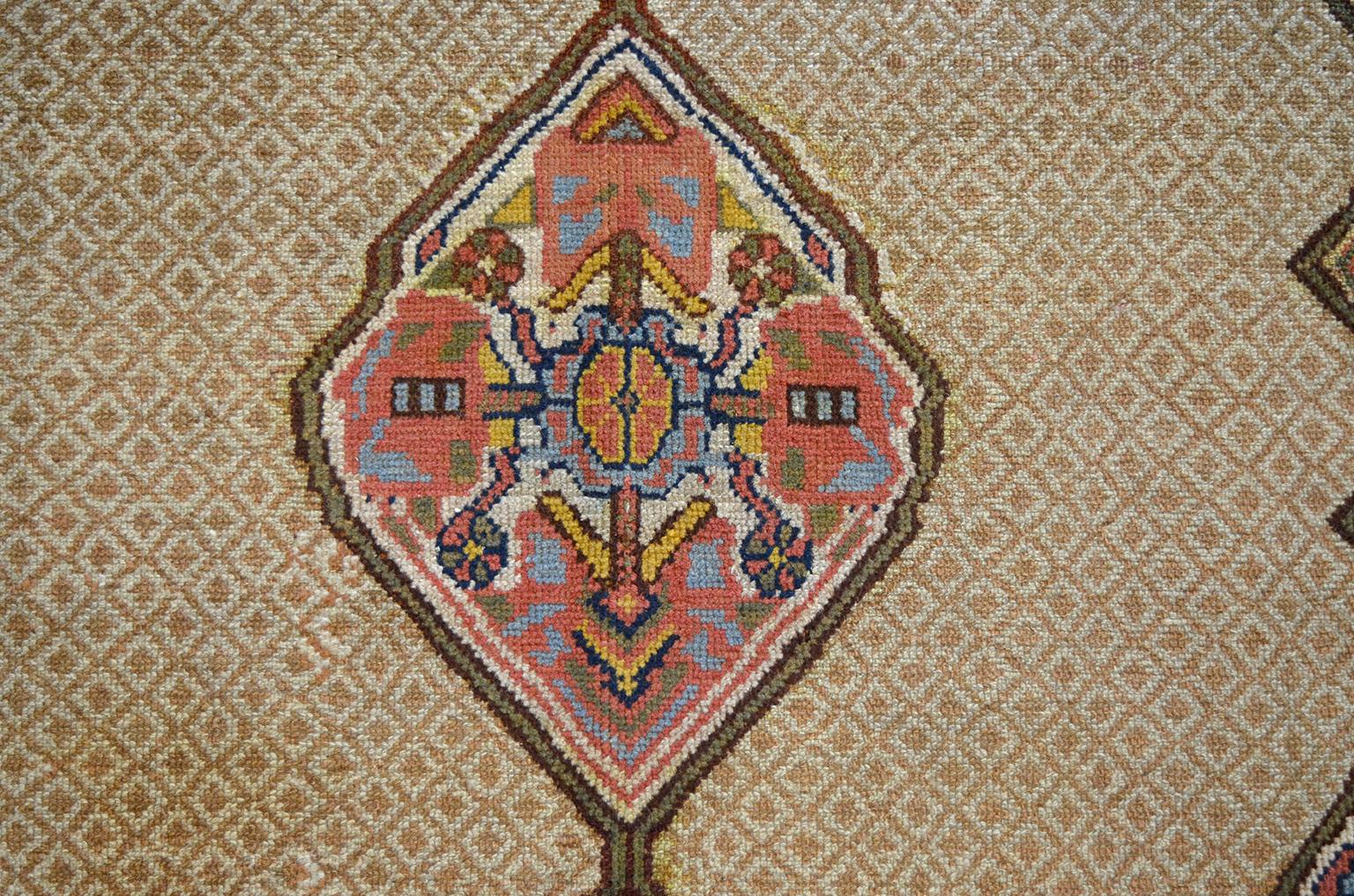 Antiker 1880er Persischer Seraband Gallery Teppich, Kamelwolle, 5' x 11' (Spätes 19. Jahrhundert) im Angebot