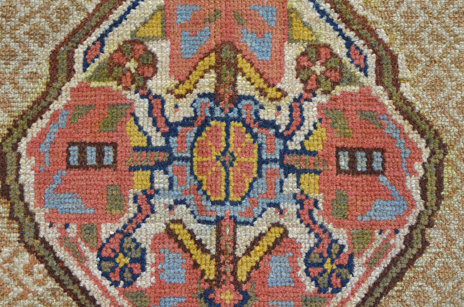 Antiker 1880er Persischer Seraband Gallery Teppich, Kamelwolle, 5' x 11' (Wolle) im Angebot
