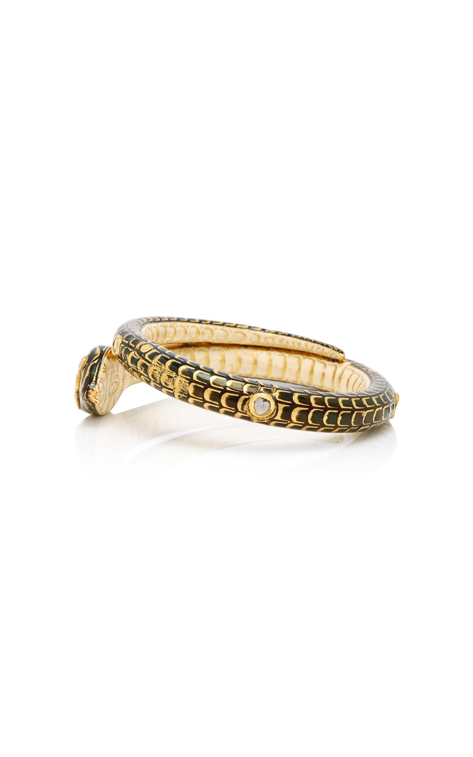 A refined serpent bangle bracelet in 18kt yellow gold and fine black enamel decorations with one pear-shaped spinel (app. 1.5 cts) and five rose cut diamonds app. 1.3 cts total). Made in Italy, circa 1880