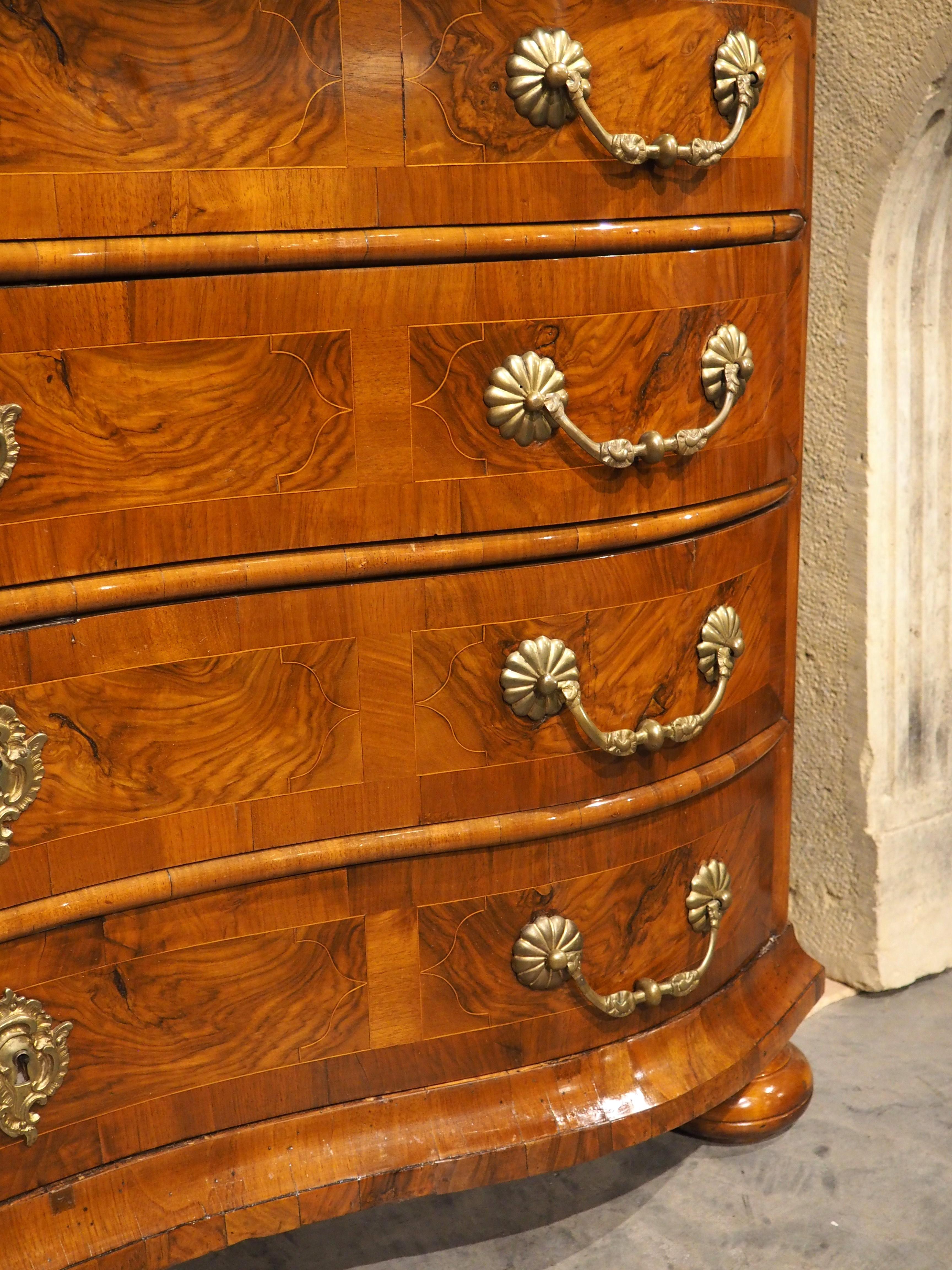 Antigua Cómoda Serpentina de 4 Cajones de Chapa de Nogal del Sur de Alemania, C. 1750 en venta 2