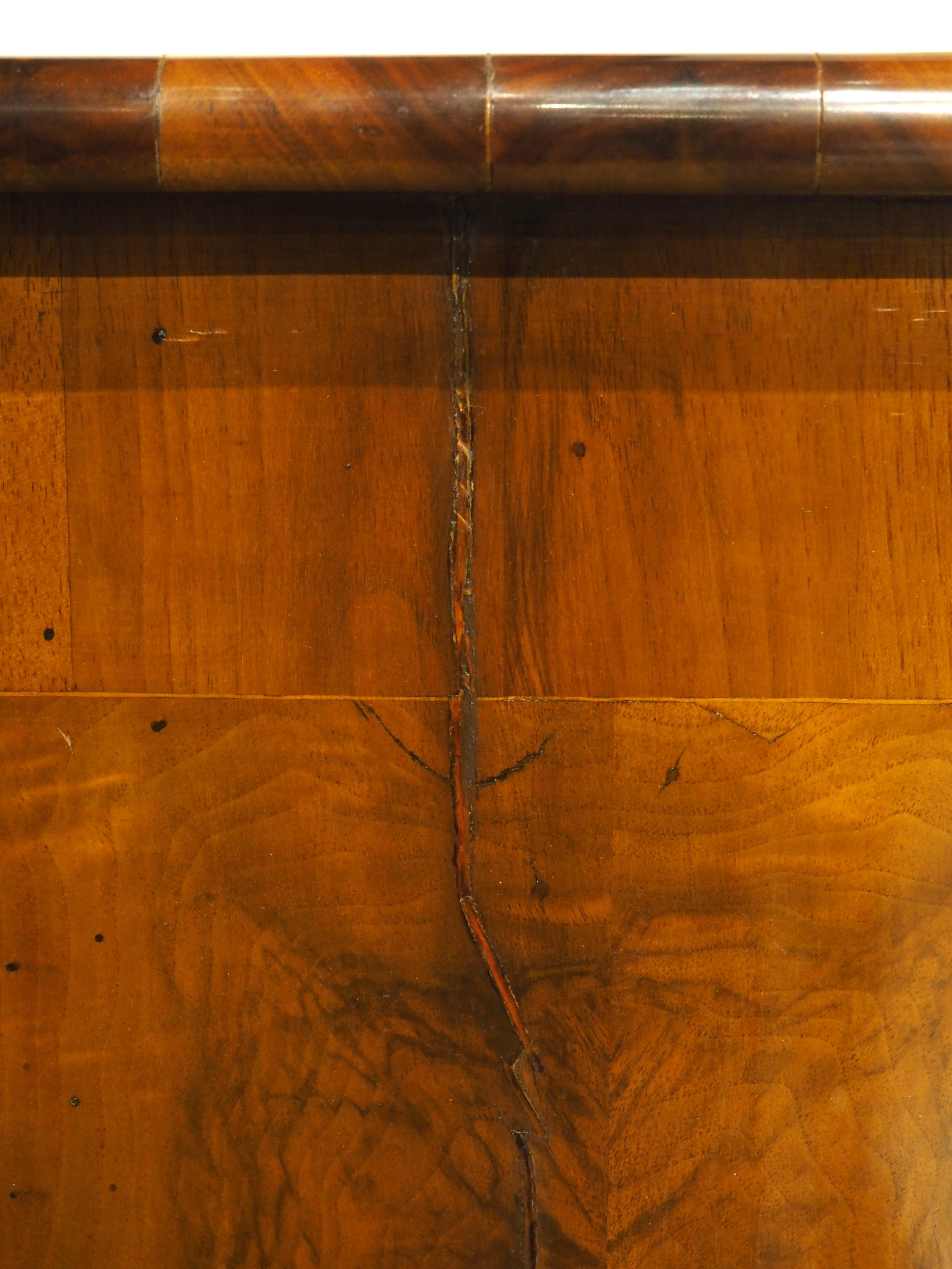Antigua Cómoda Serpentina de 4 Cajones de Chapa de Nogal del Sur de Alemania, C. 1750 en venta 9
