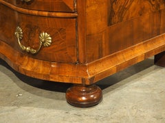 Ancienne commode serpentine à 4 tiroirs en placage de noyer du sud de l'Allemagne, C.C. 1750