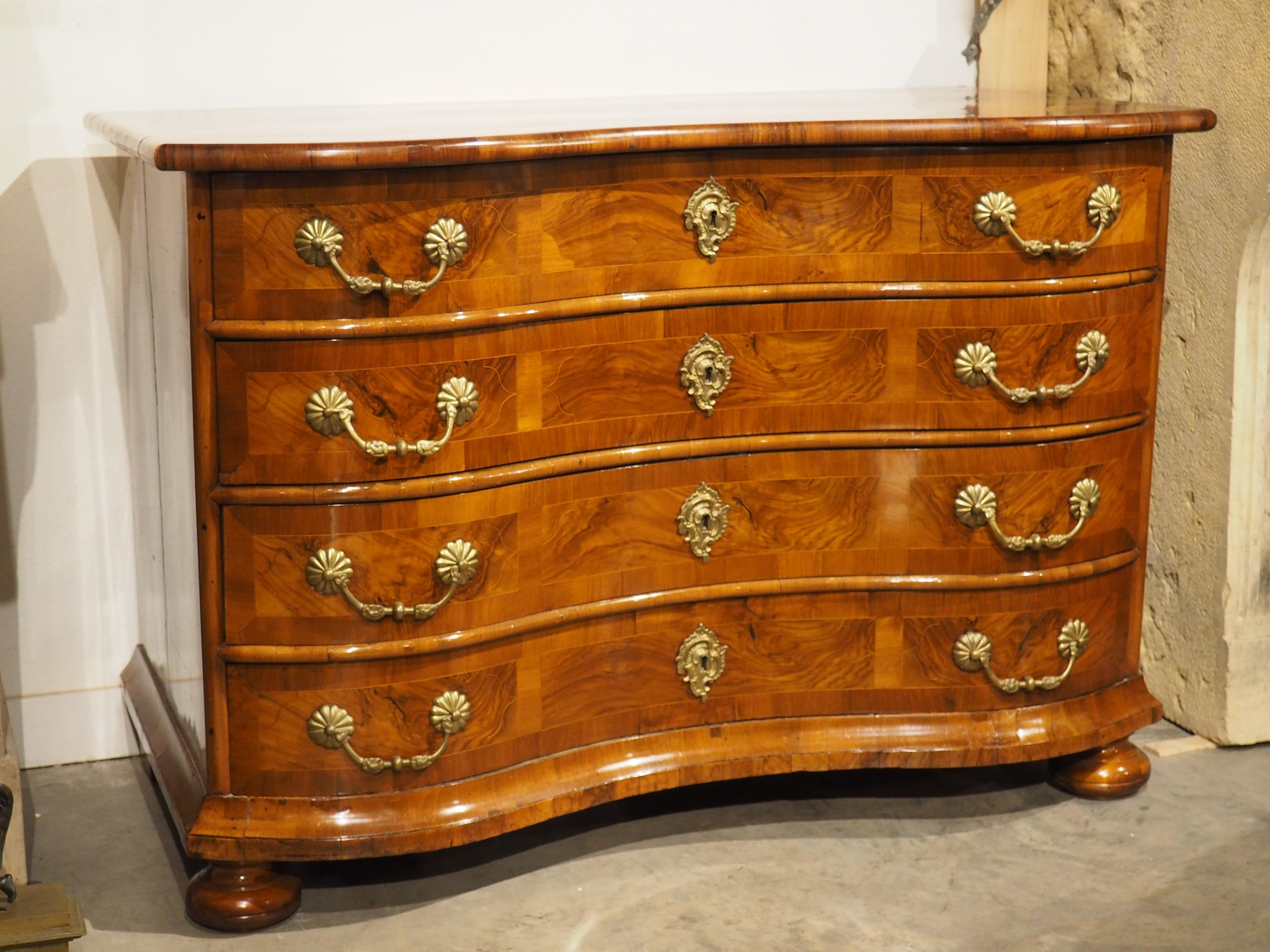 Antigua Cómoda Serpentina de 4 Cajones de Chapa de Nogal del Sur de Alemania, C. 1750 Tallado a mano en venta